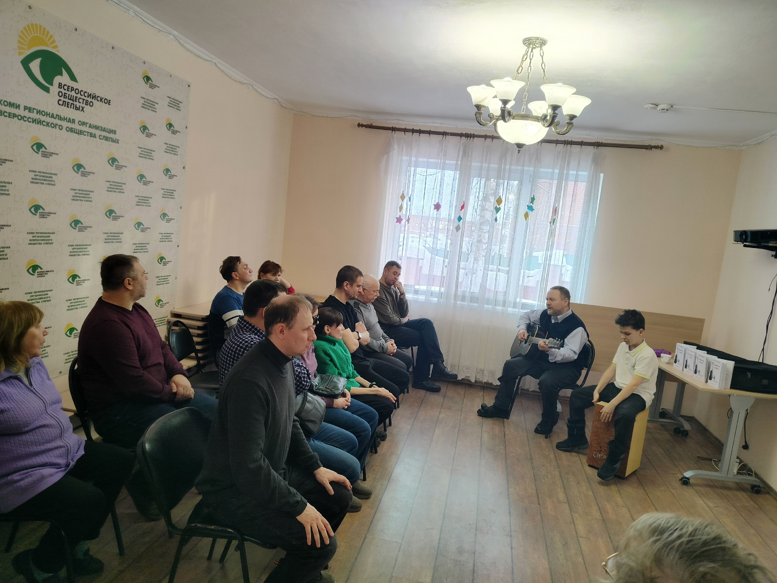 Музыканты Евгений и Иосиф Аникиенко выступают перед аудиторией в помещении Общества Слепых.