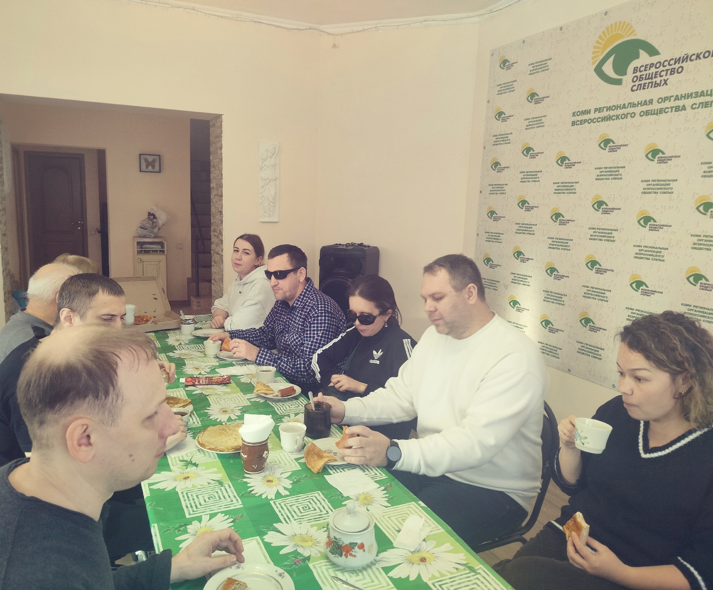 Мужчины принимают поздравления накануне Дня Защитника Отечества.