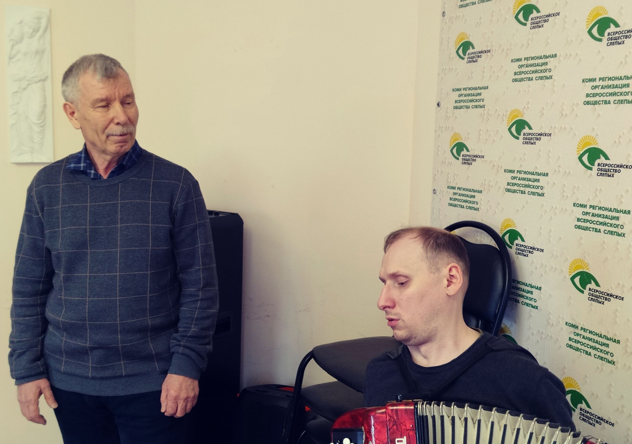 Концертмейстер Вячеслав Николаев играет на аккордеоне, рядом стоит Владимир Лобанов.