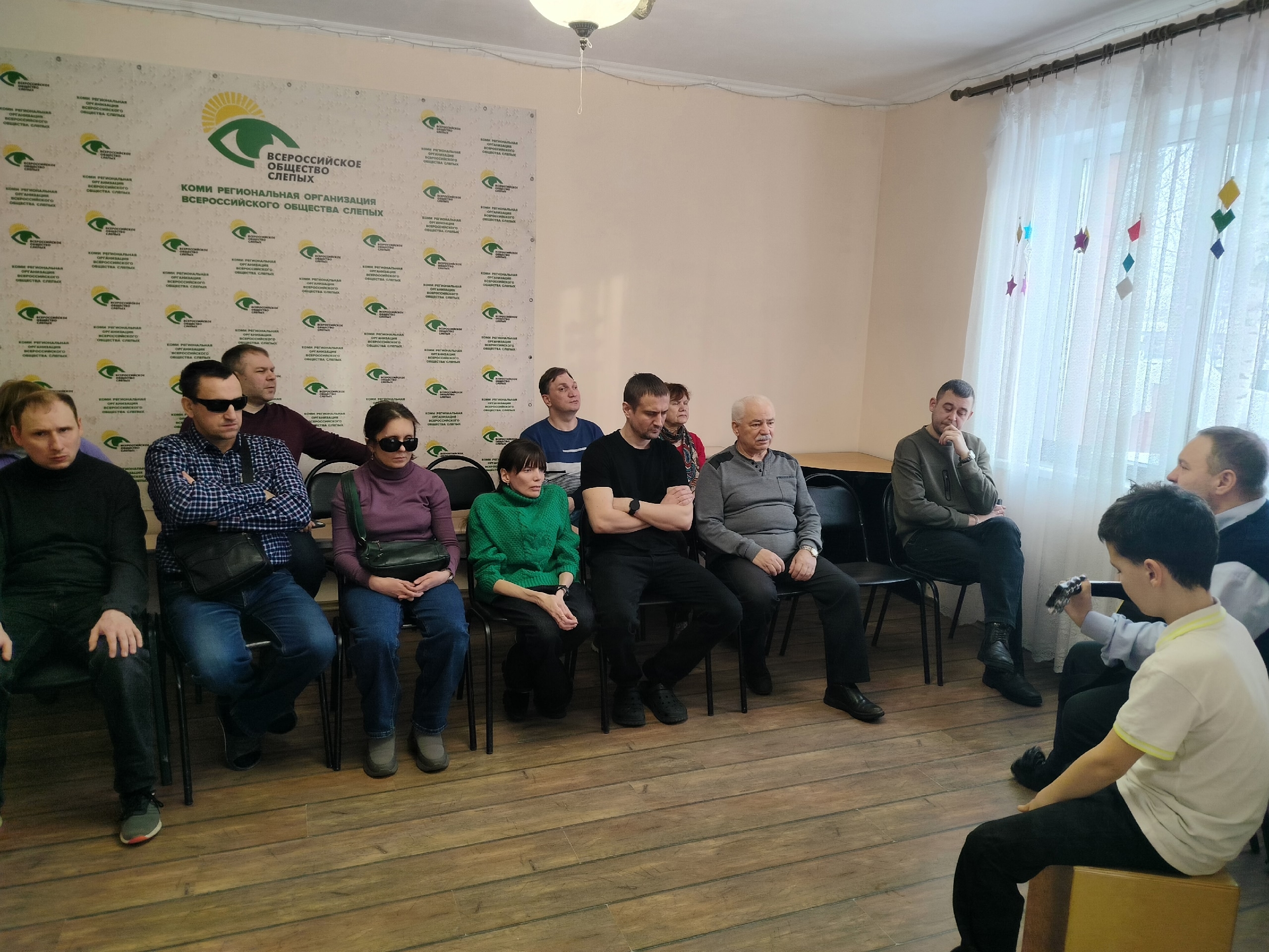 Аудитория внимательно слушает выступление музыкантов в зале Всероссийского Общества Слепых.