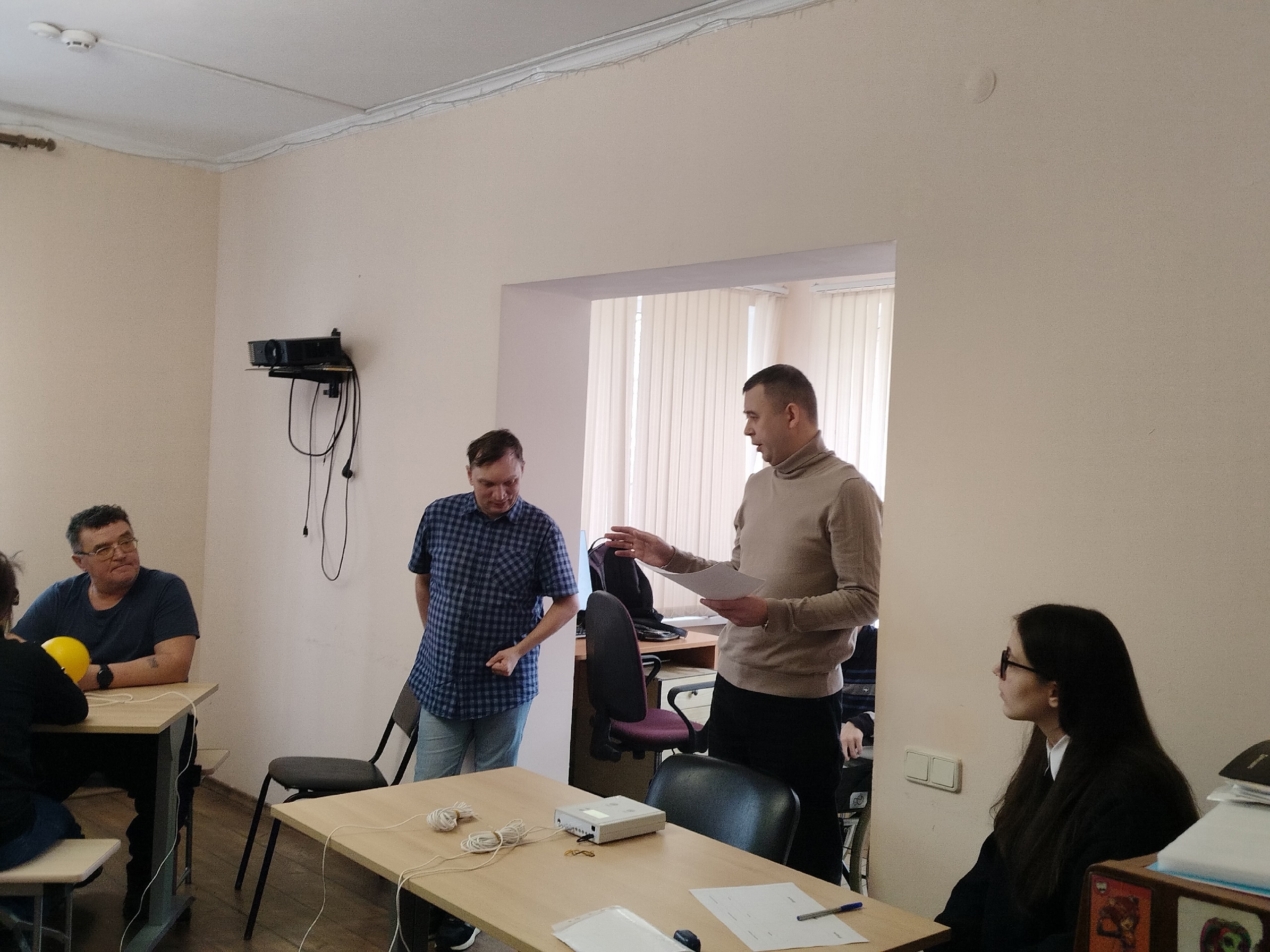 Мужчины обсуждают что-то на мероприятии