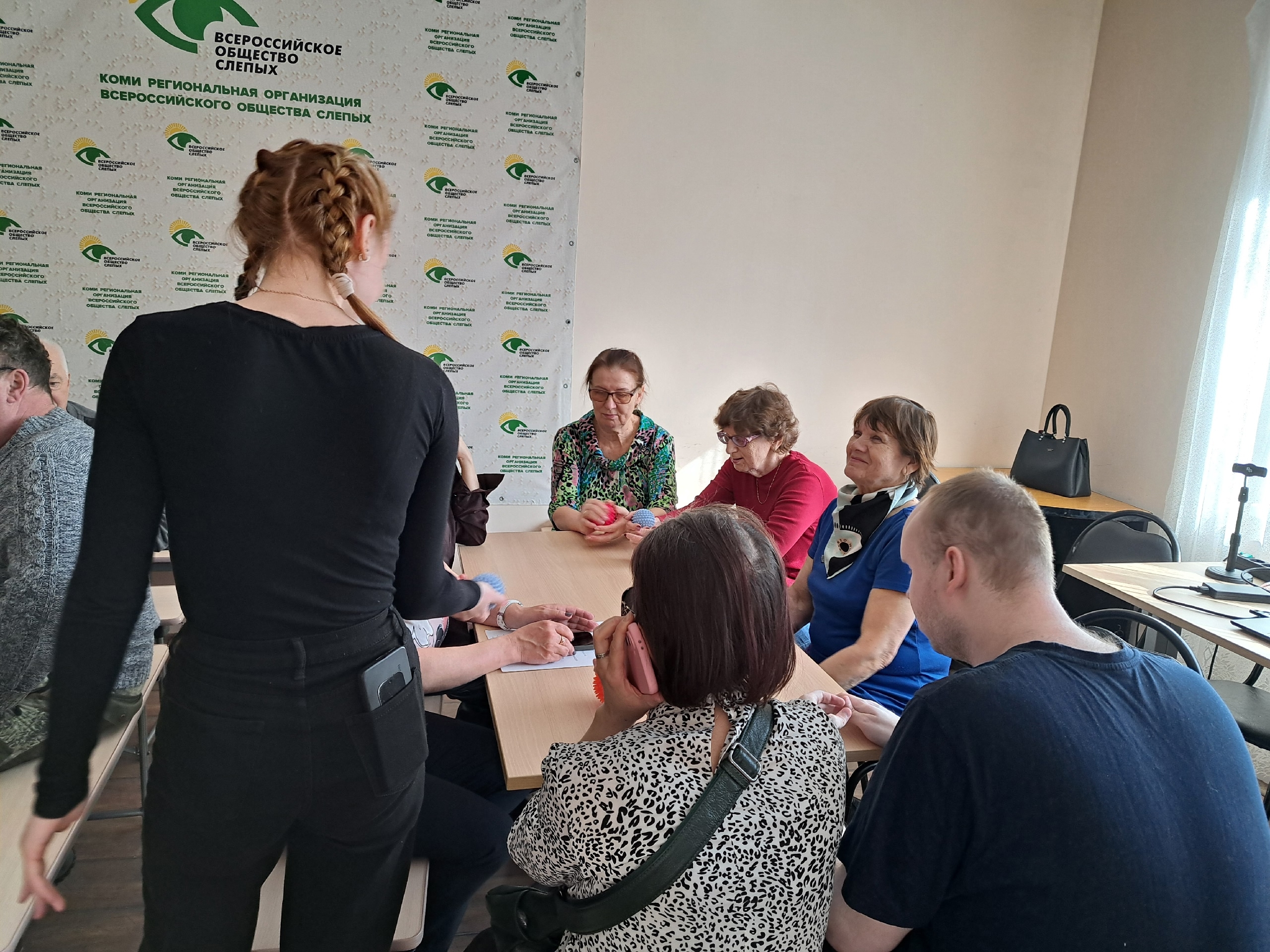 Студентка проводит занятие по су-джок терапии