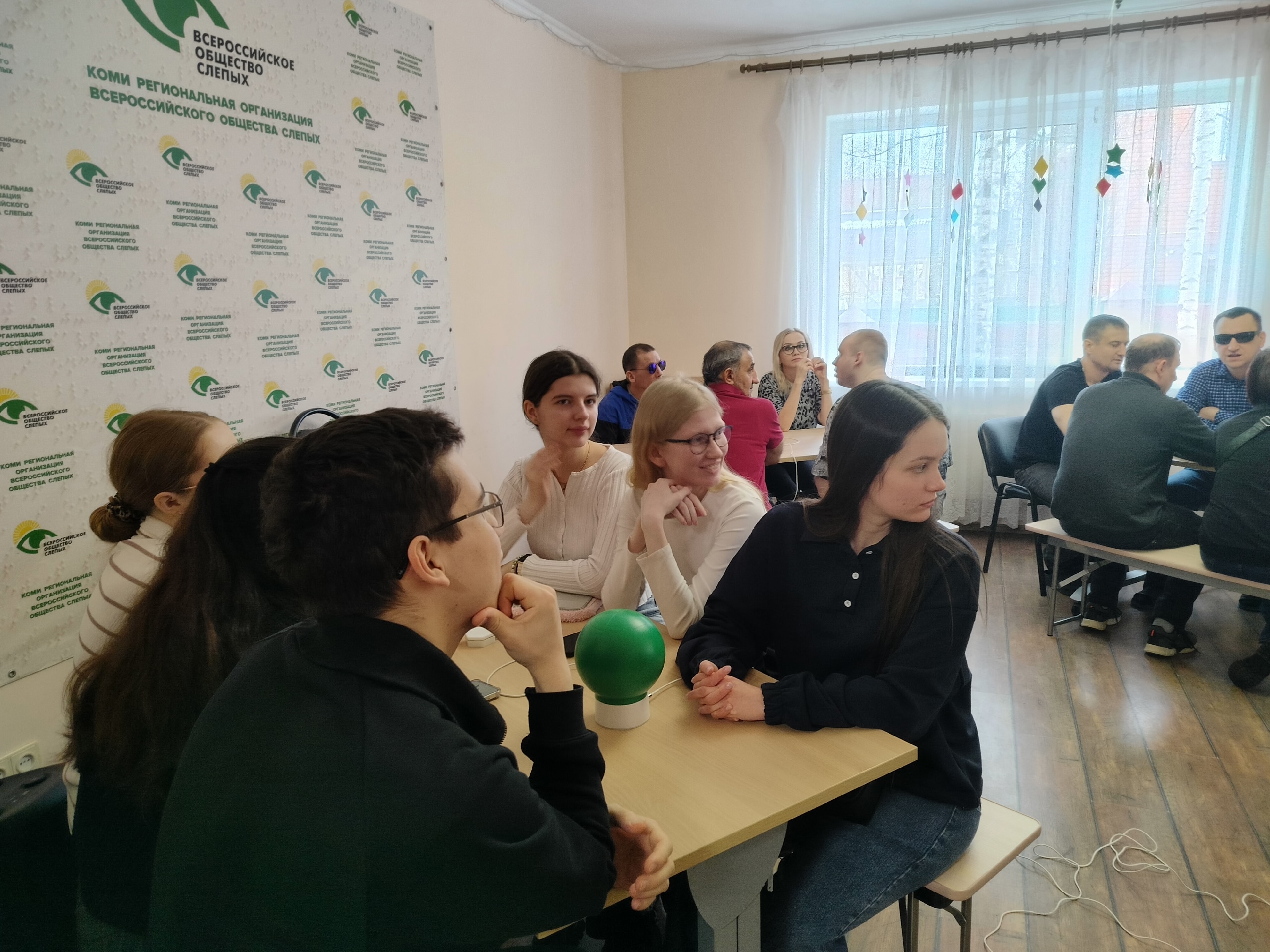 Участники викторины в комнате с плакатами ВОС