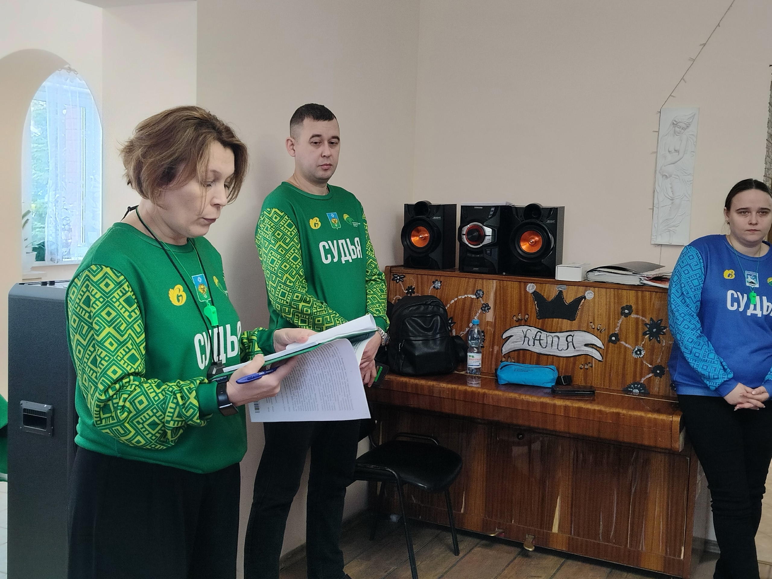 Судьи чемпионата по спорту слепых с документами