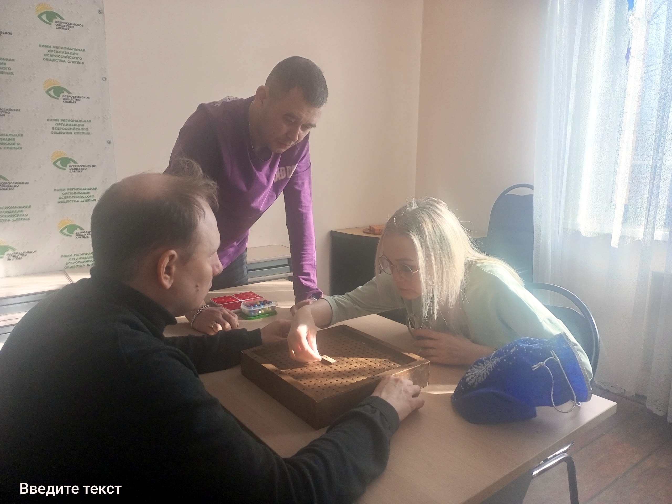 Женщина ставит фигуру на настольную игру