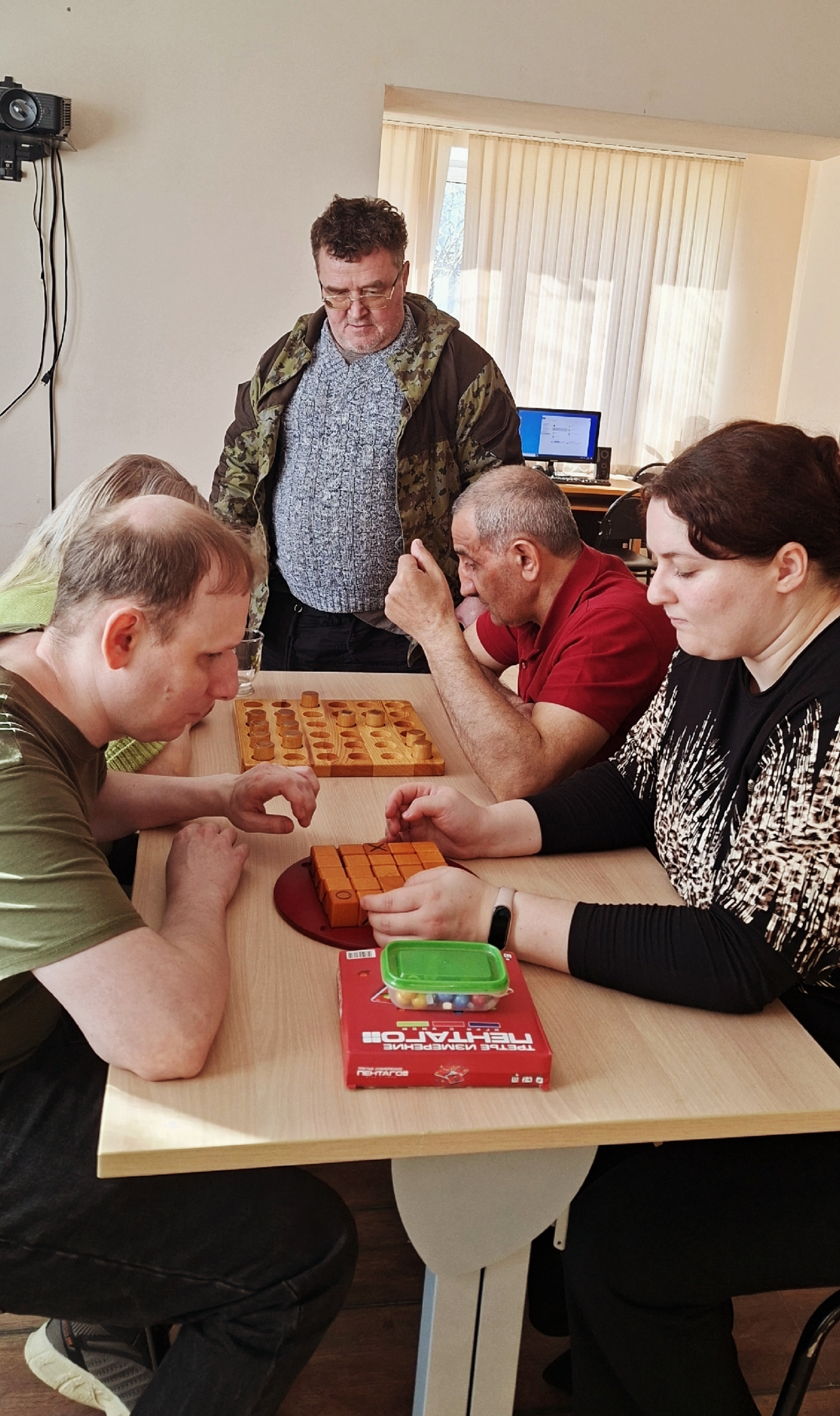 Группа людей играет в настольные игры