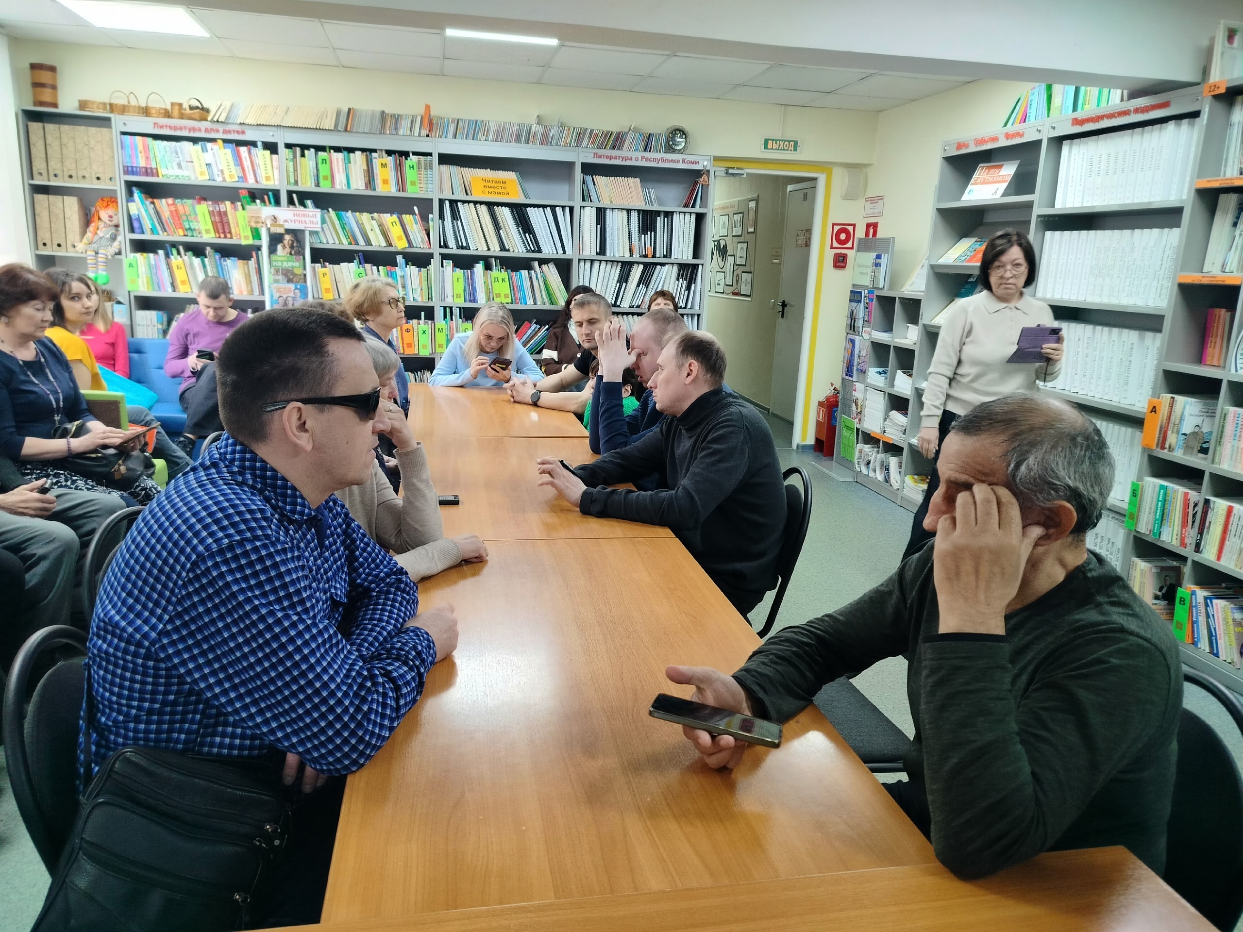 Члены ВОС посетили библиотеку в преддверии Всемирного Дня Поэзии.