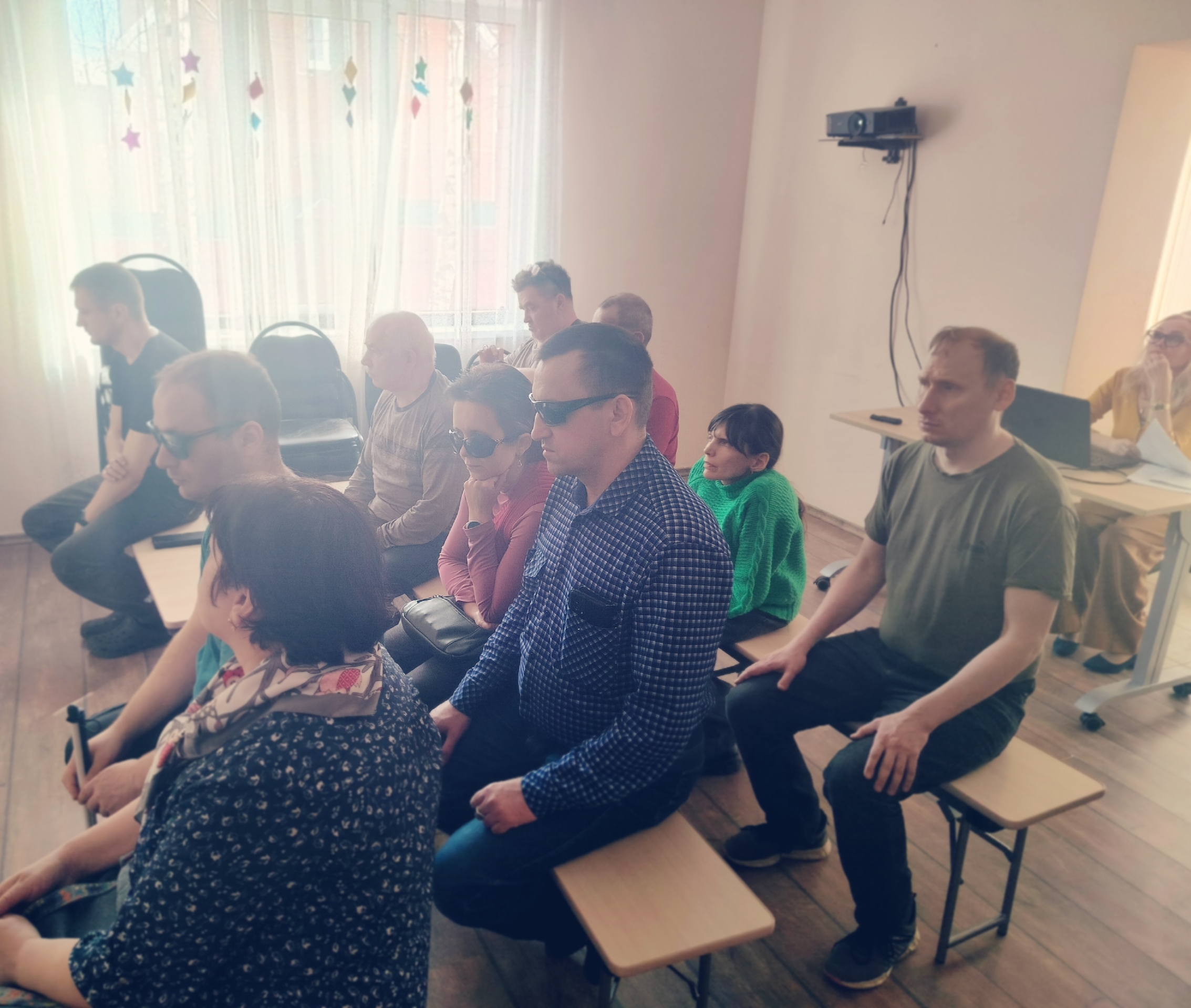 Участники мероприятия внимательно слушают