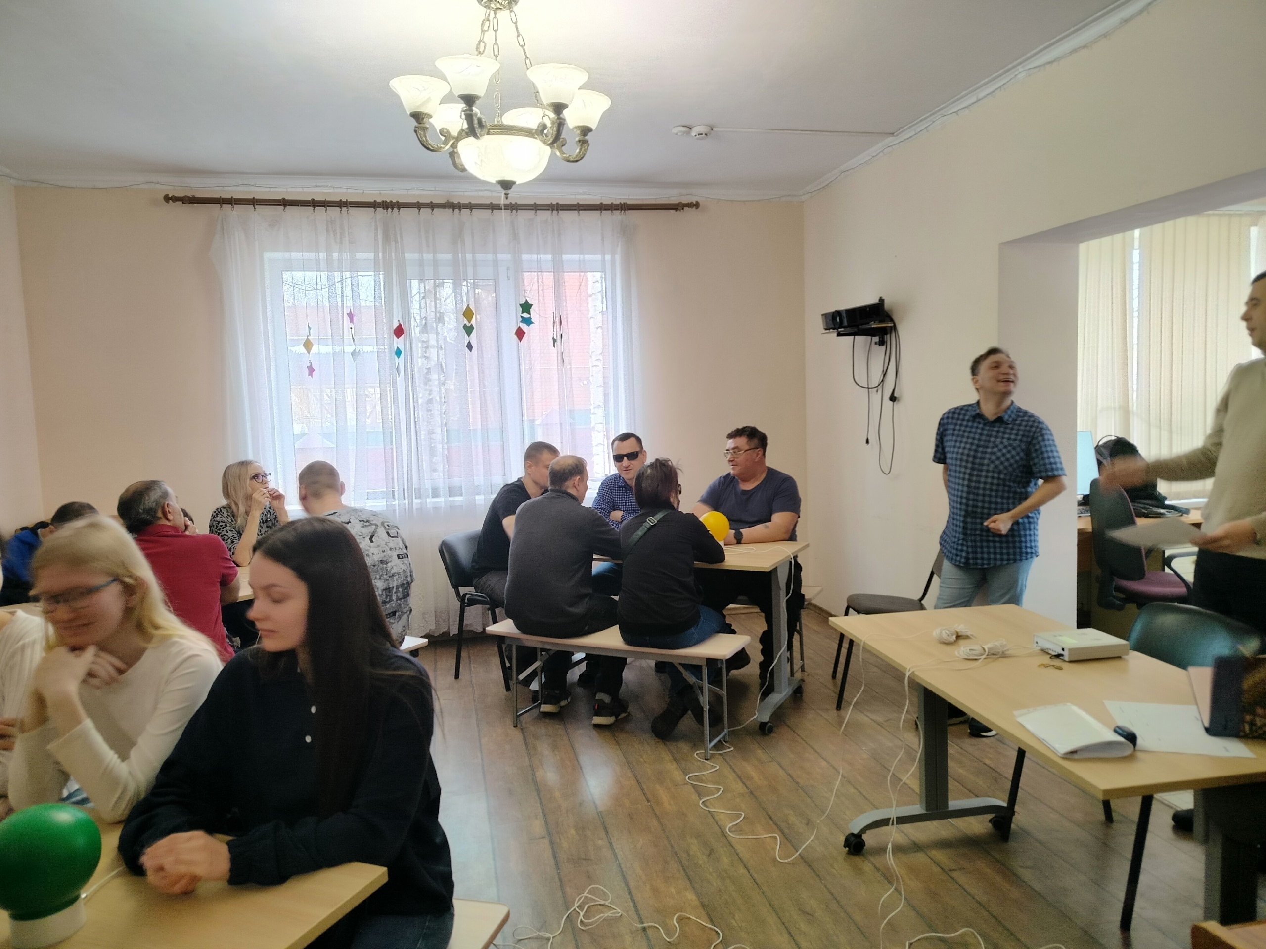 Общий вид помещения с участниками викторины