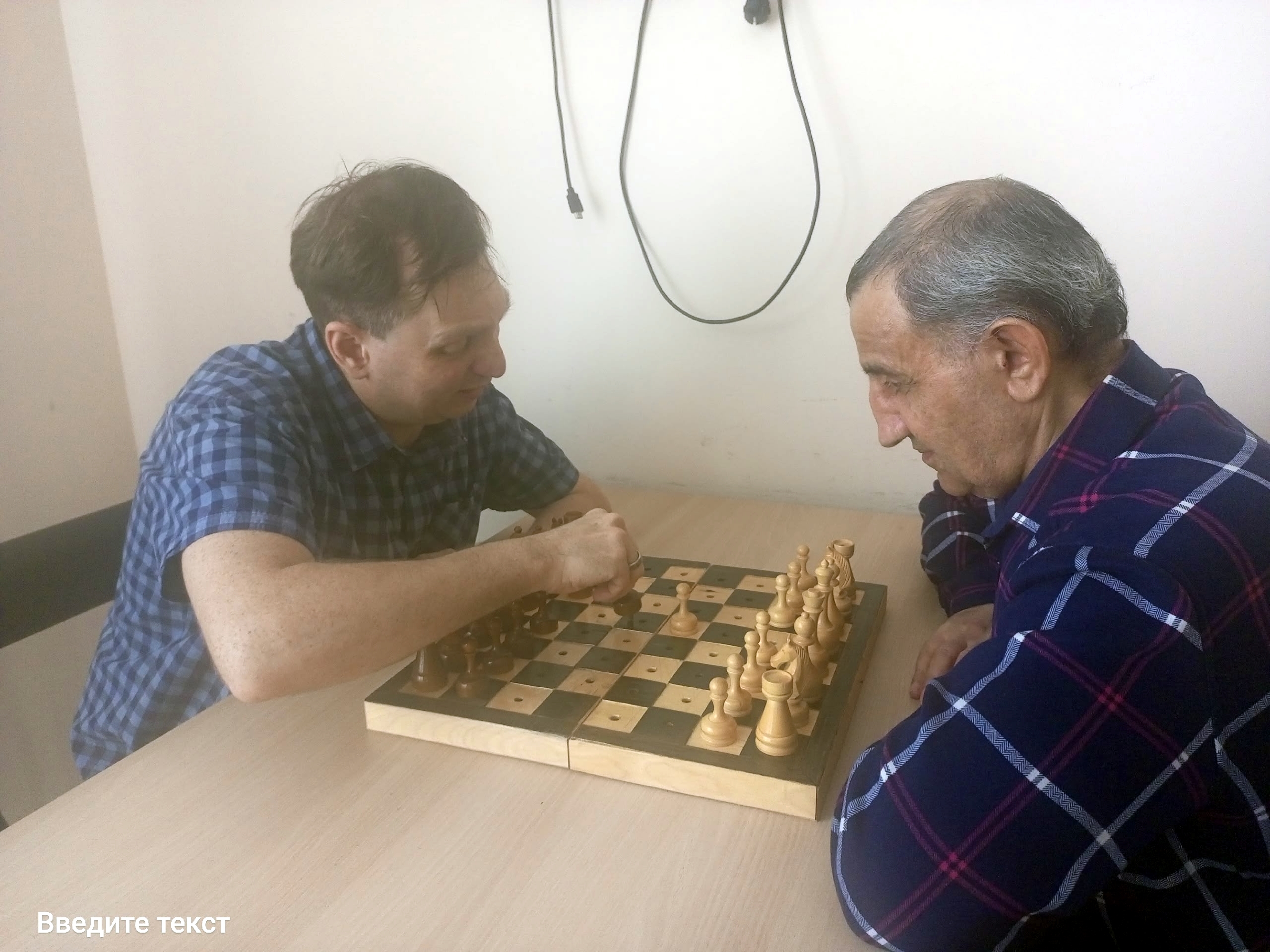 Двое мужчин играют в шахматы