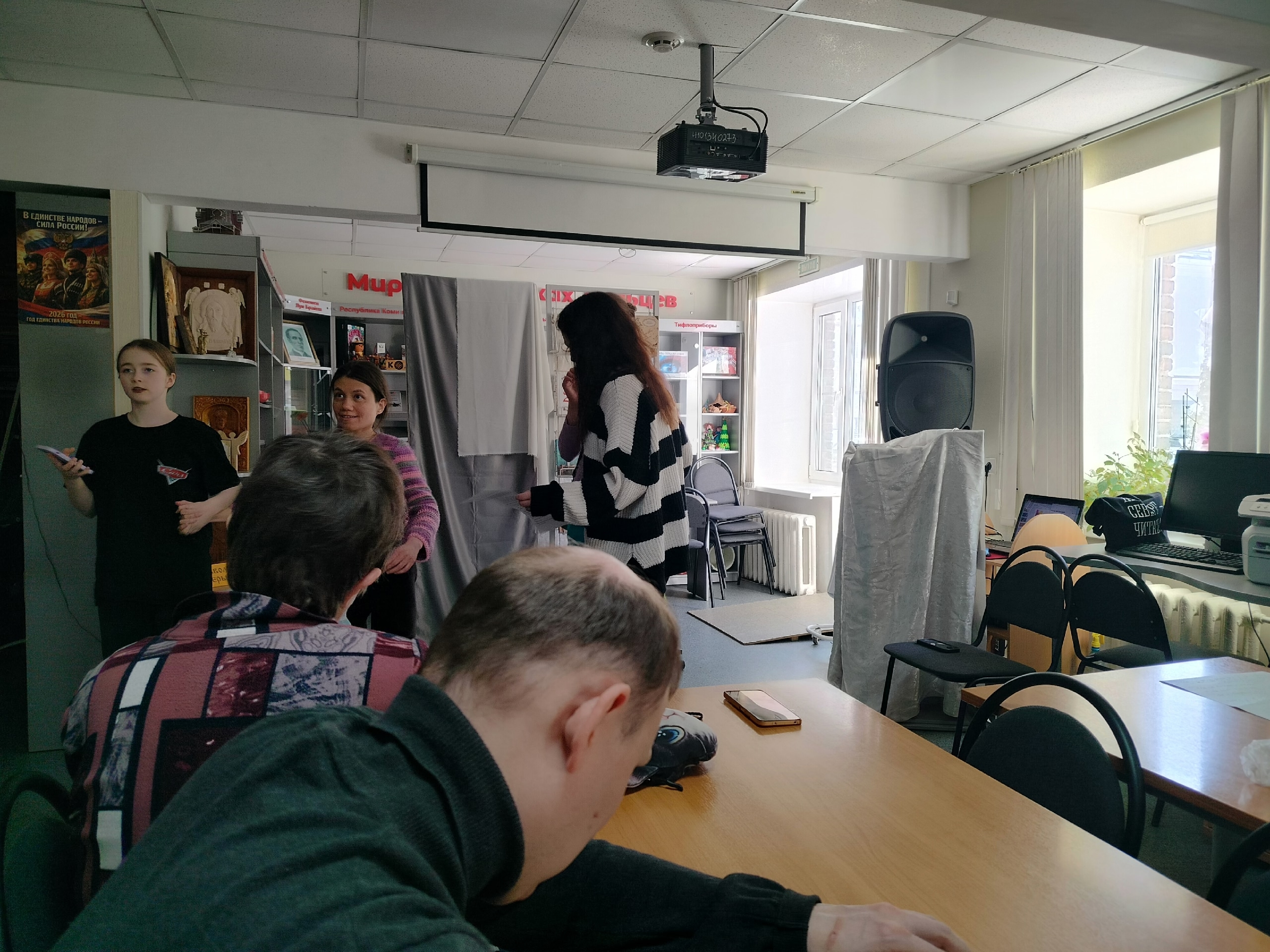 Члены ВОС и артисты театра «Теплые встречи » репетируют предстоящее культурное мероприятие в Специальной библиотеке для слепых им.Луи Брайля.