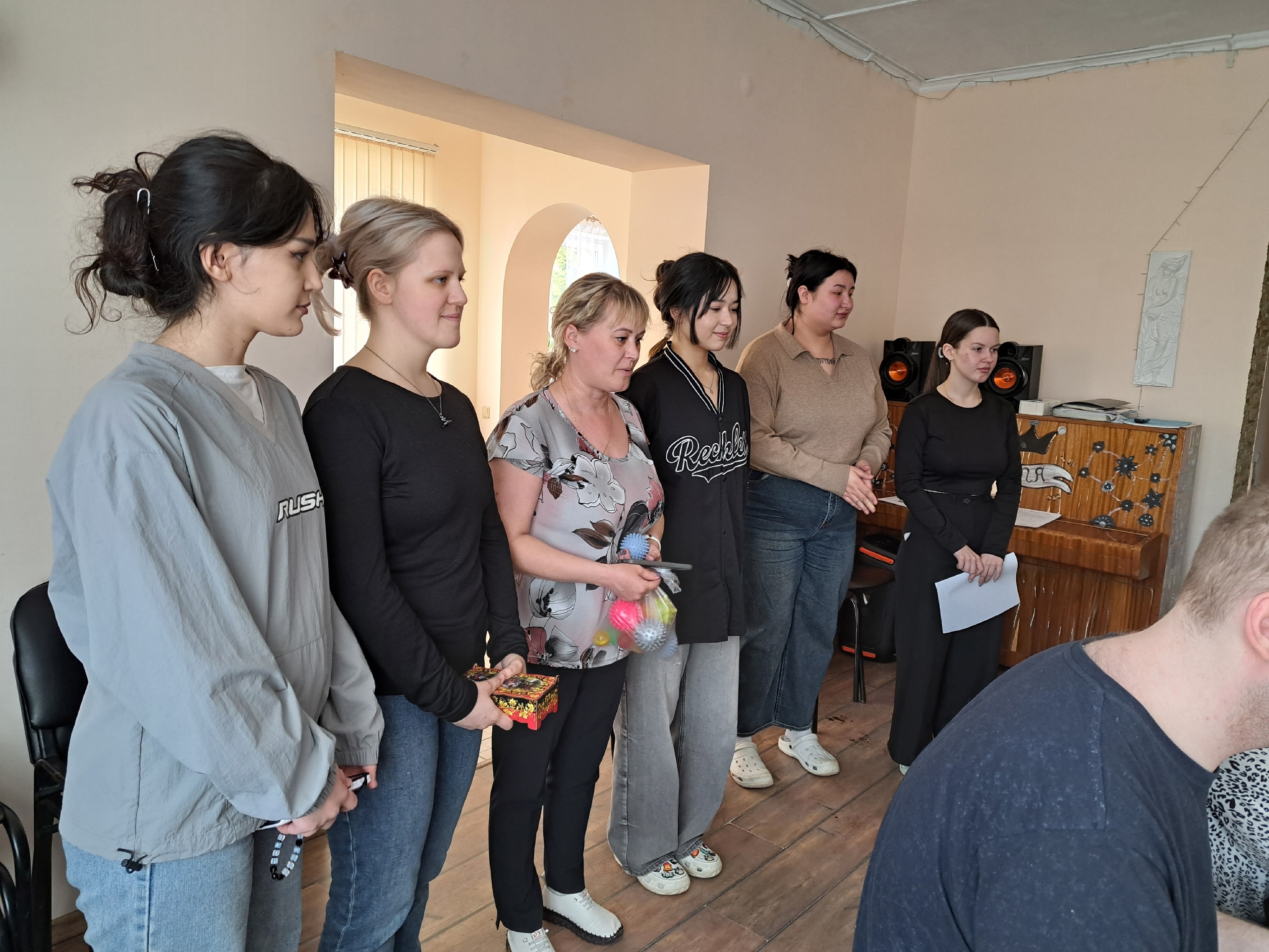 Группа студенток и преподавательница медицинского колледжа