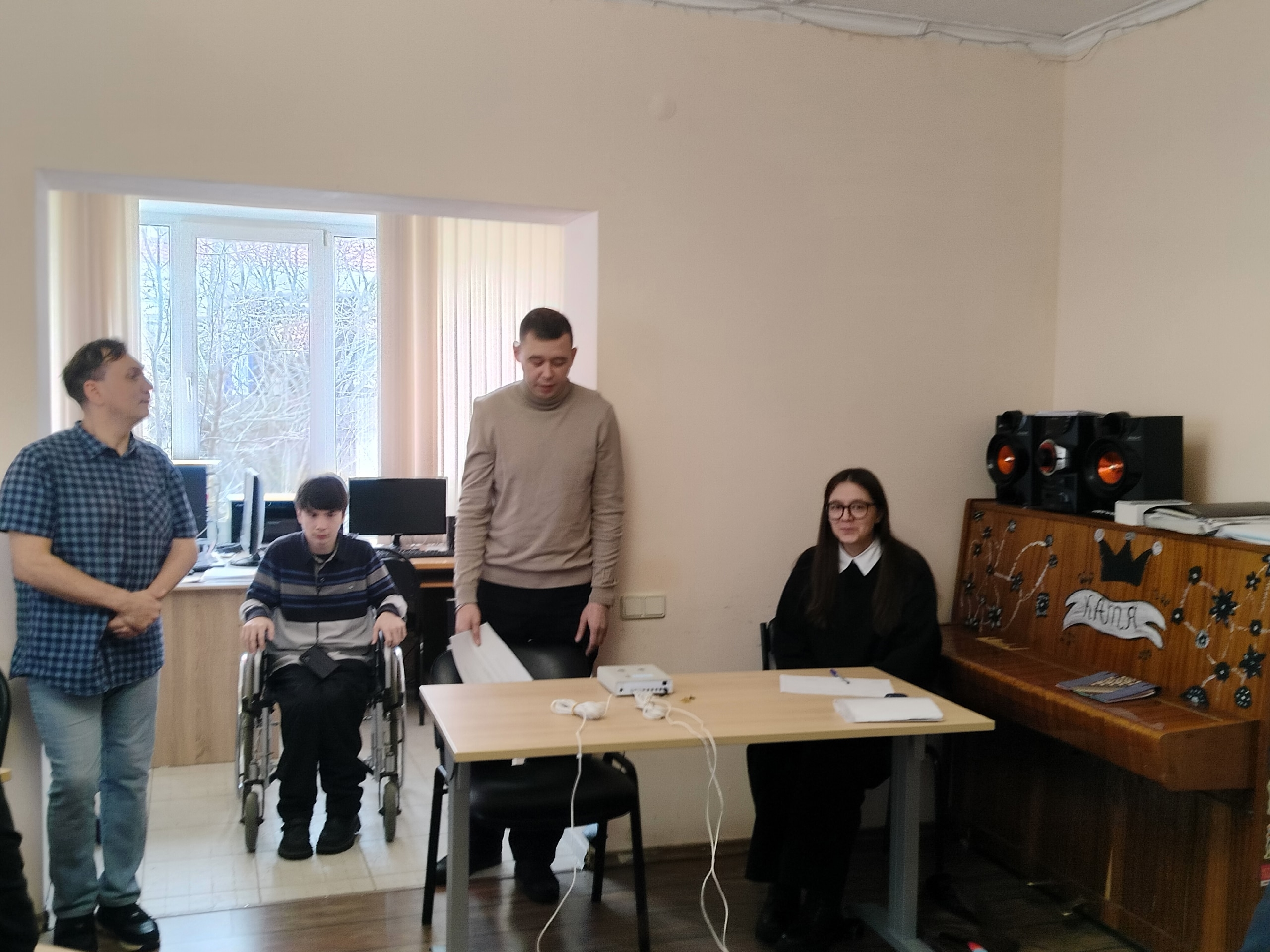 Участники мероприятия, один человек в инвалидной коляске