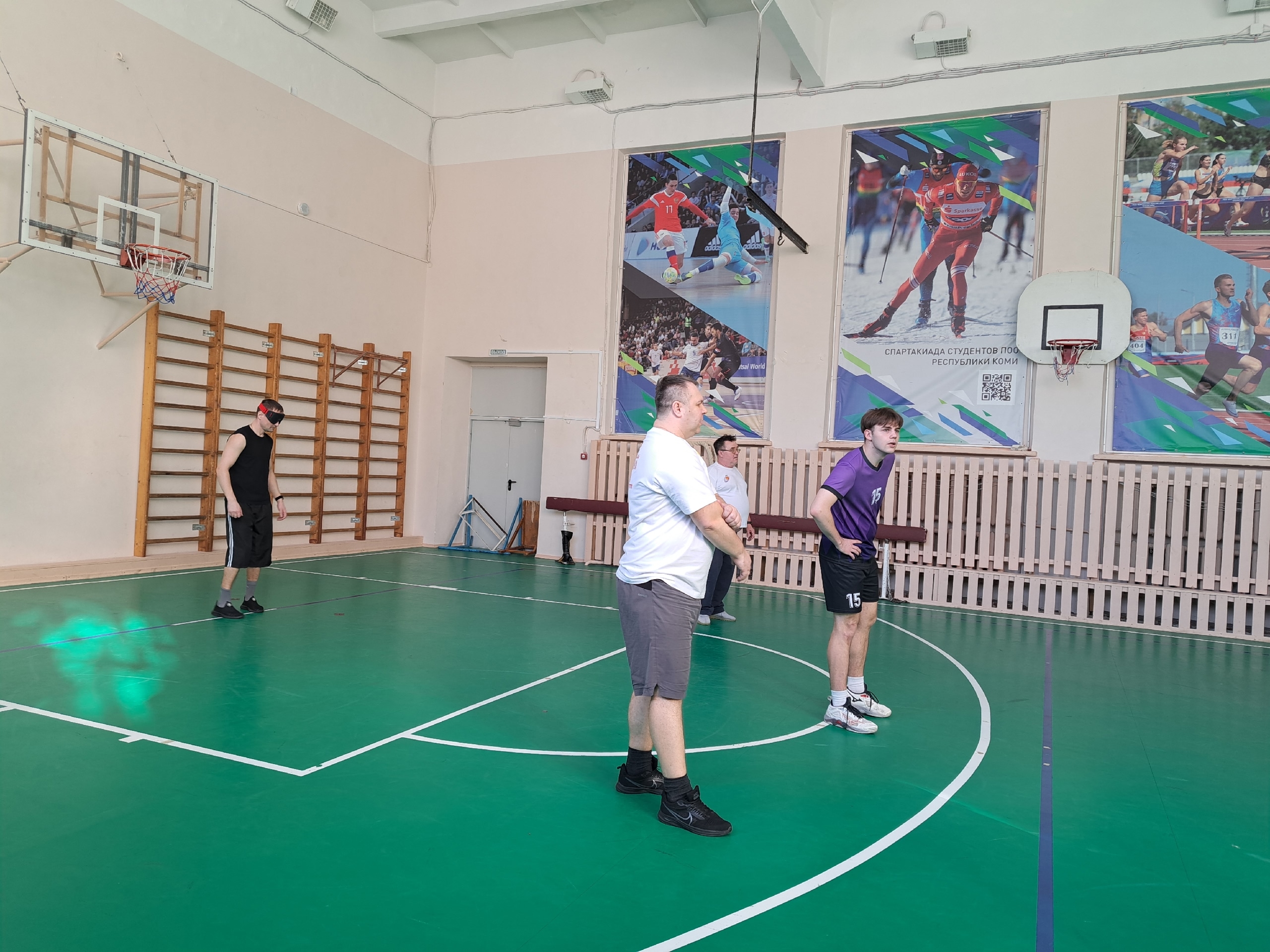 Участники тренировки по волейболу на площадке