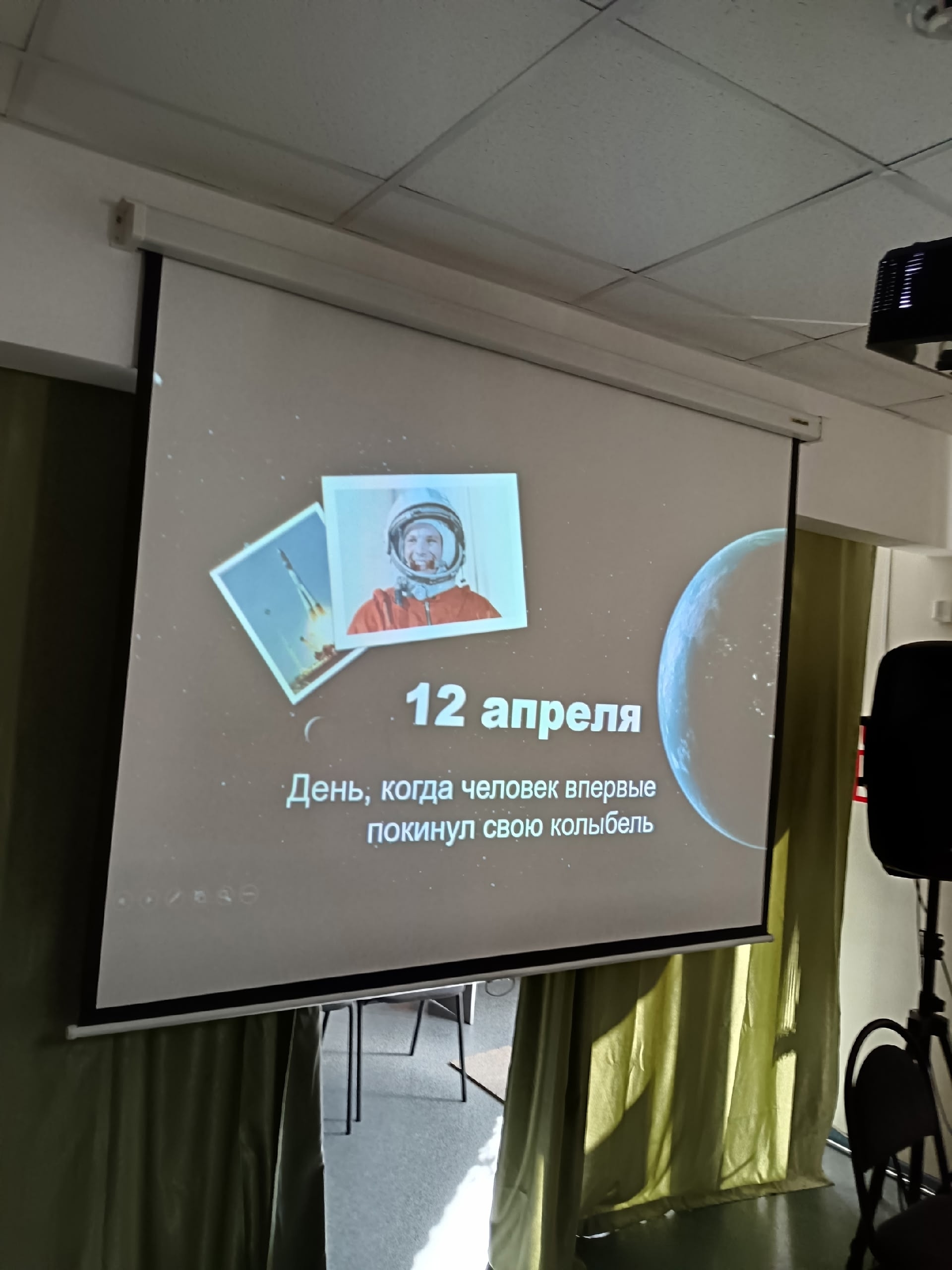 Познавательная беседа об указе Президента РФ В. В. Путина, учреждении памятной недели до Дня Космонавтики с 6 по 12 апреля.