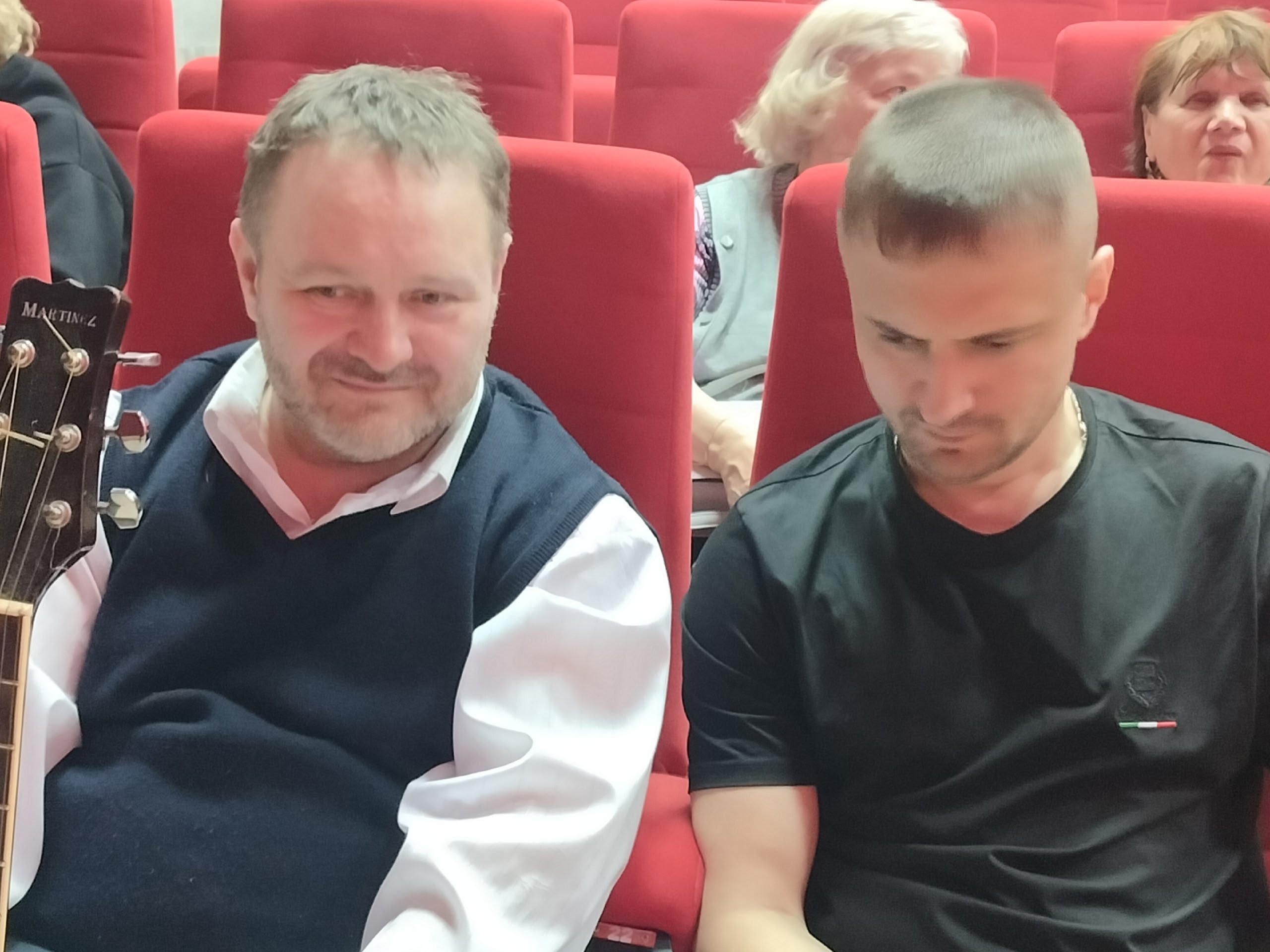 Два мужчины в зрительном зале