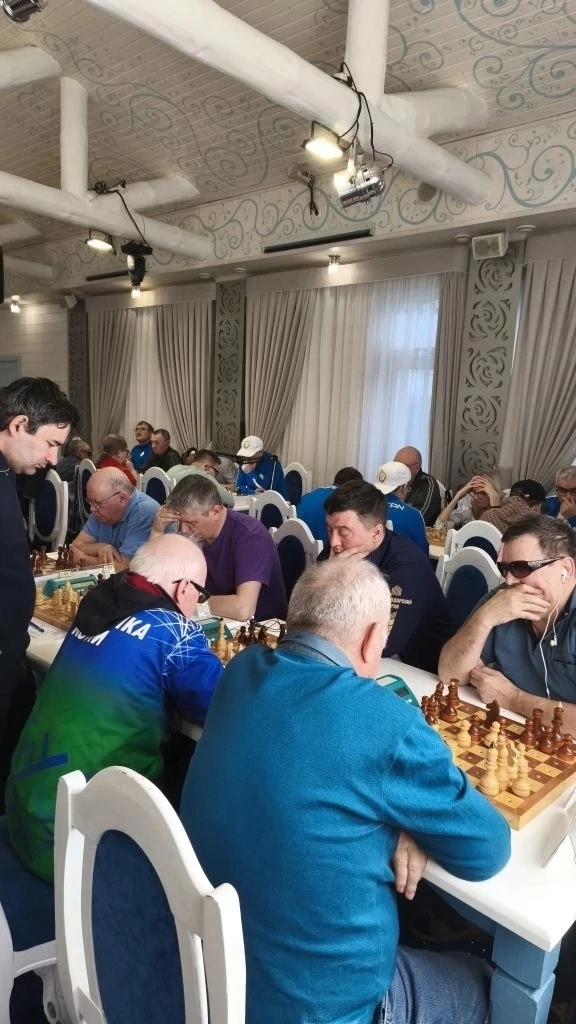 Участники чемпионата России по шахматам играют за столами