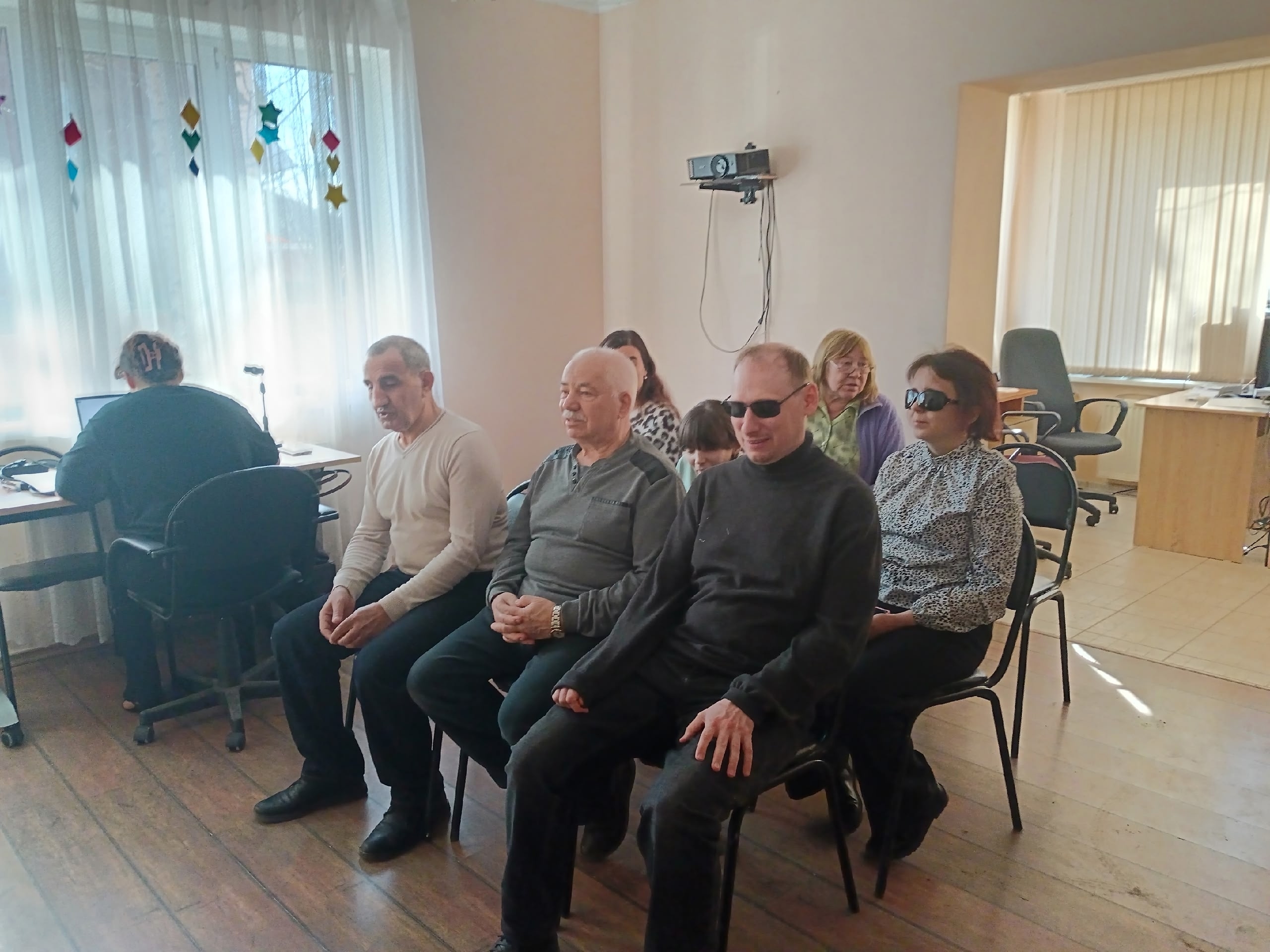 Участники мероприятия сидят в зале, слушают лекцию