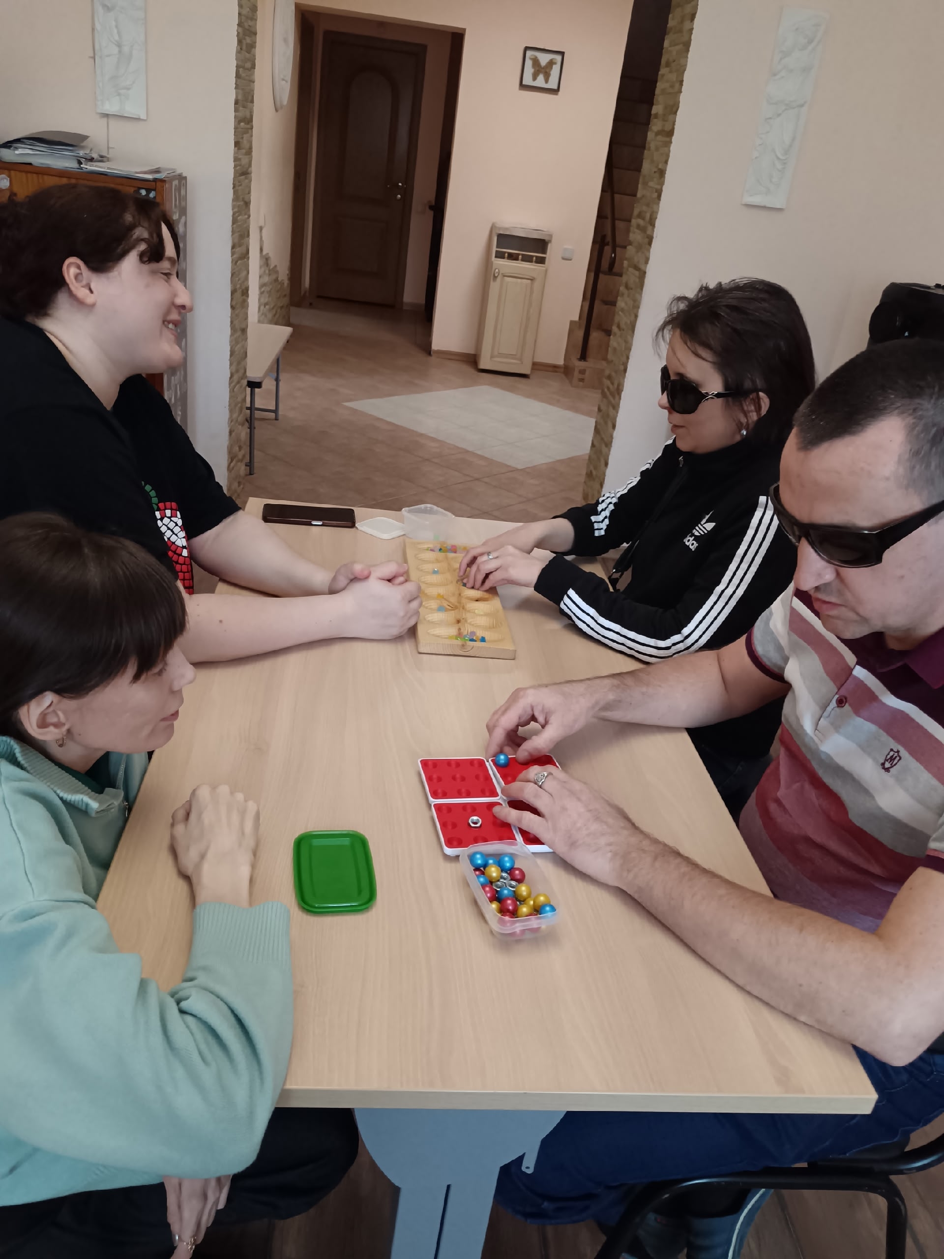 Группа людей играет в настольные игры