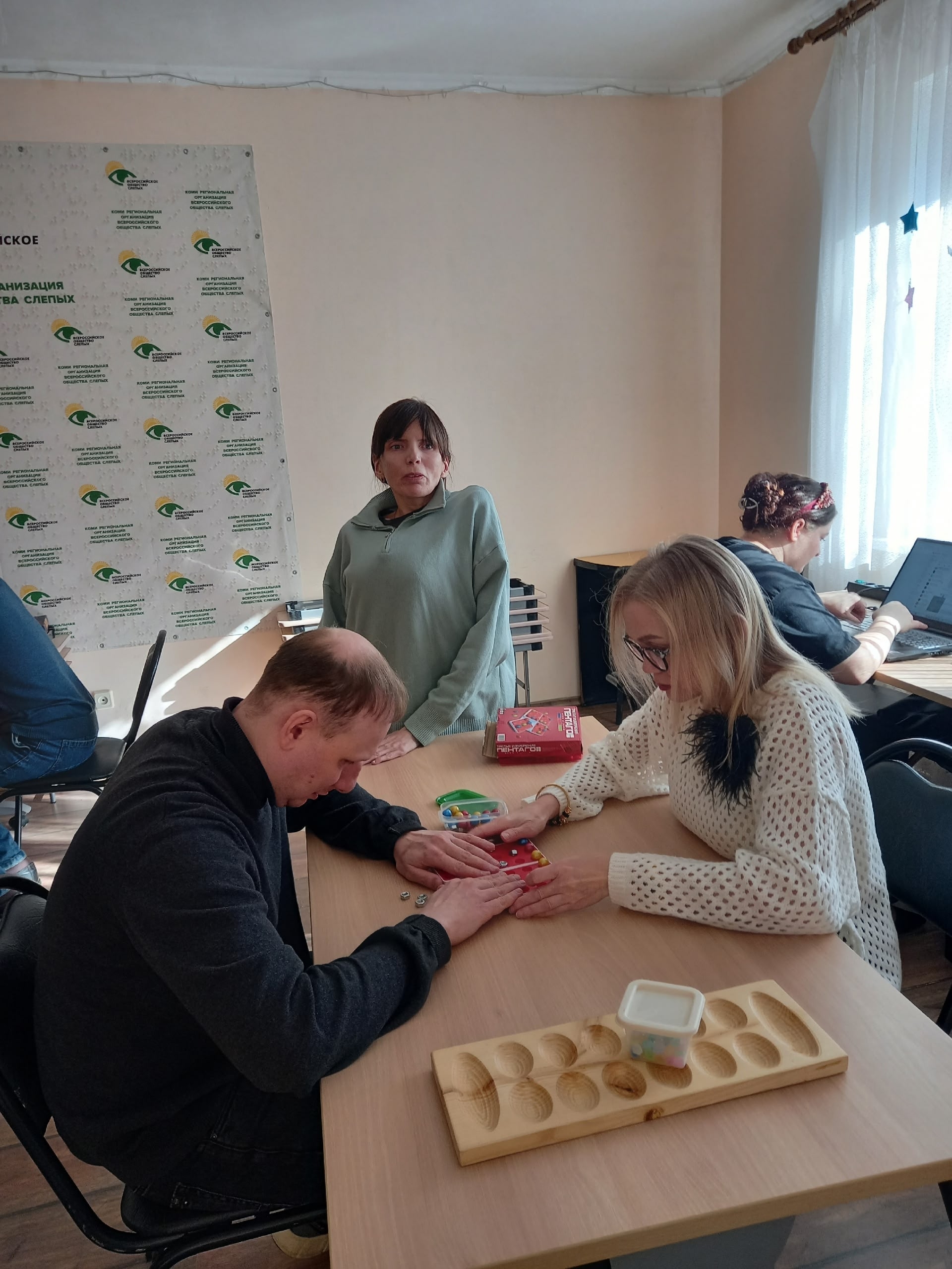 Маргарита Липнягова наблюдает за игрой участников тренировки