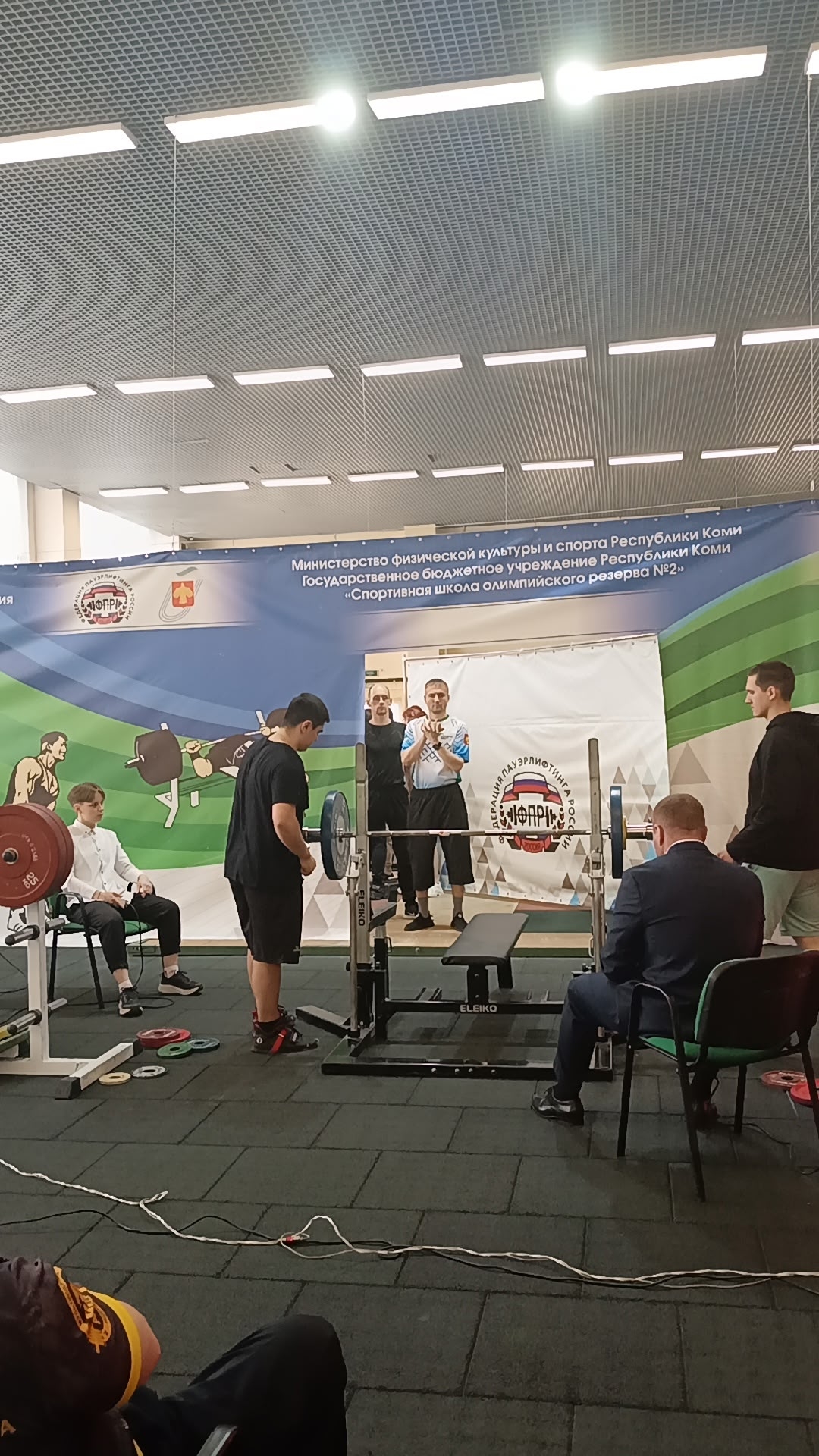 Спортсмен готовится к подходу на помосте для жима лежа