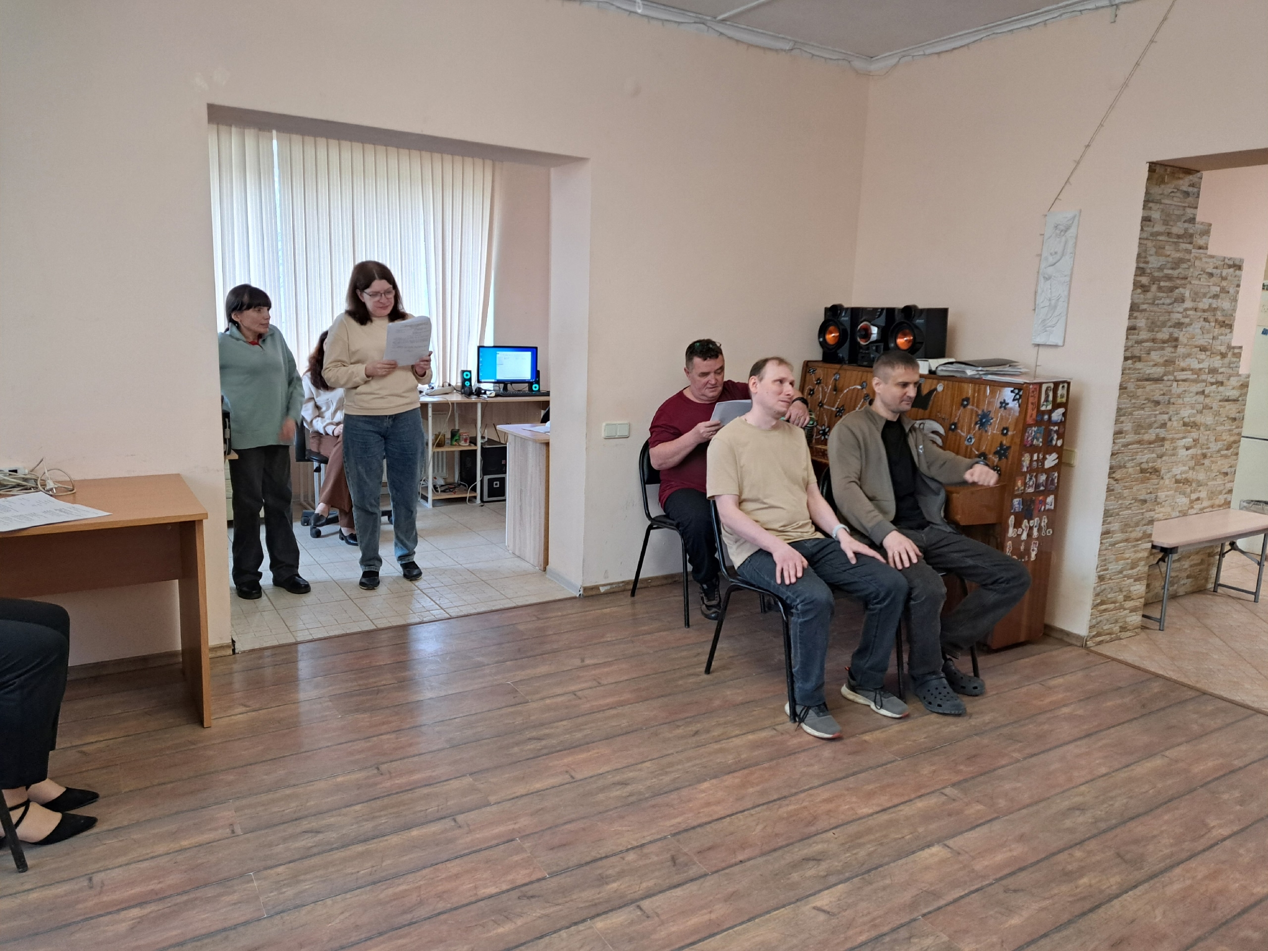 Люди на репетиции в комнате