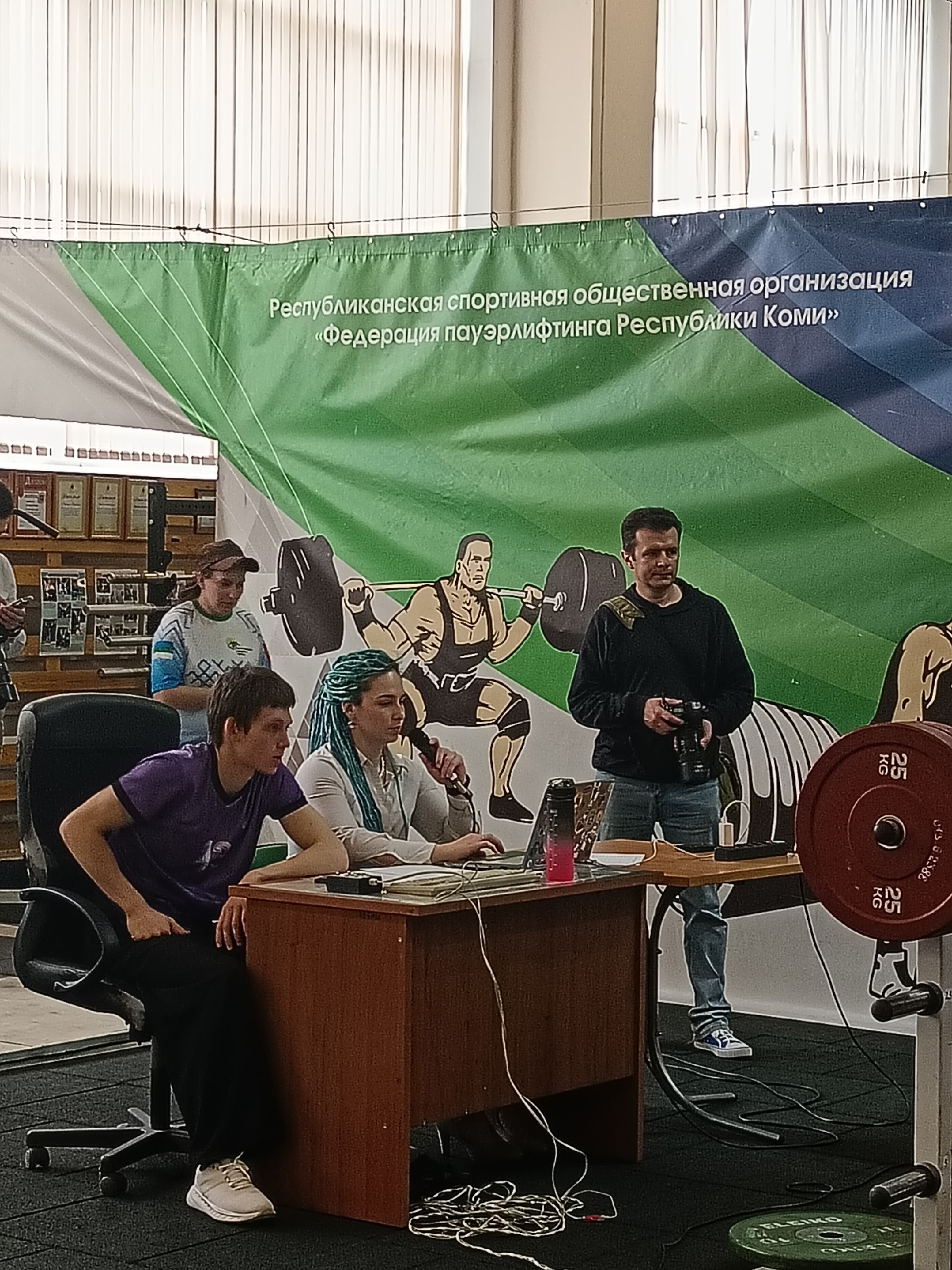 Судейская бригада ведет подсчет результатов на турнире по пауэрлифтингу