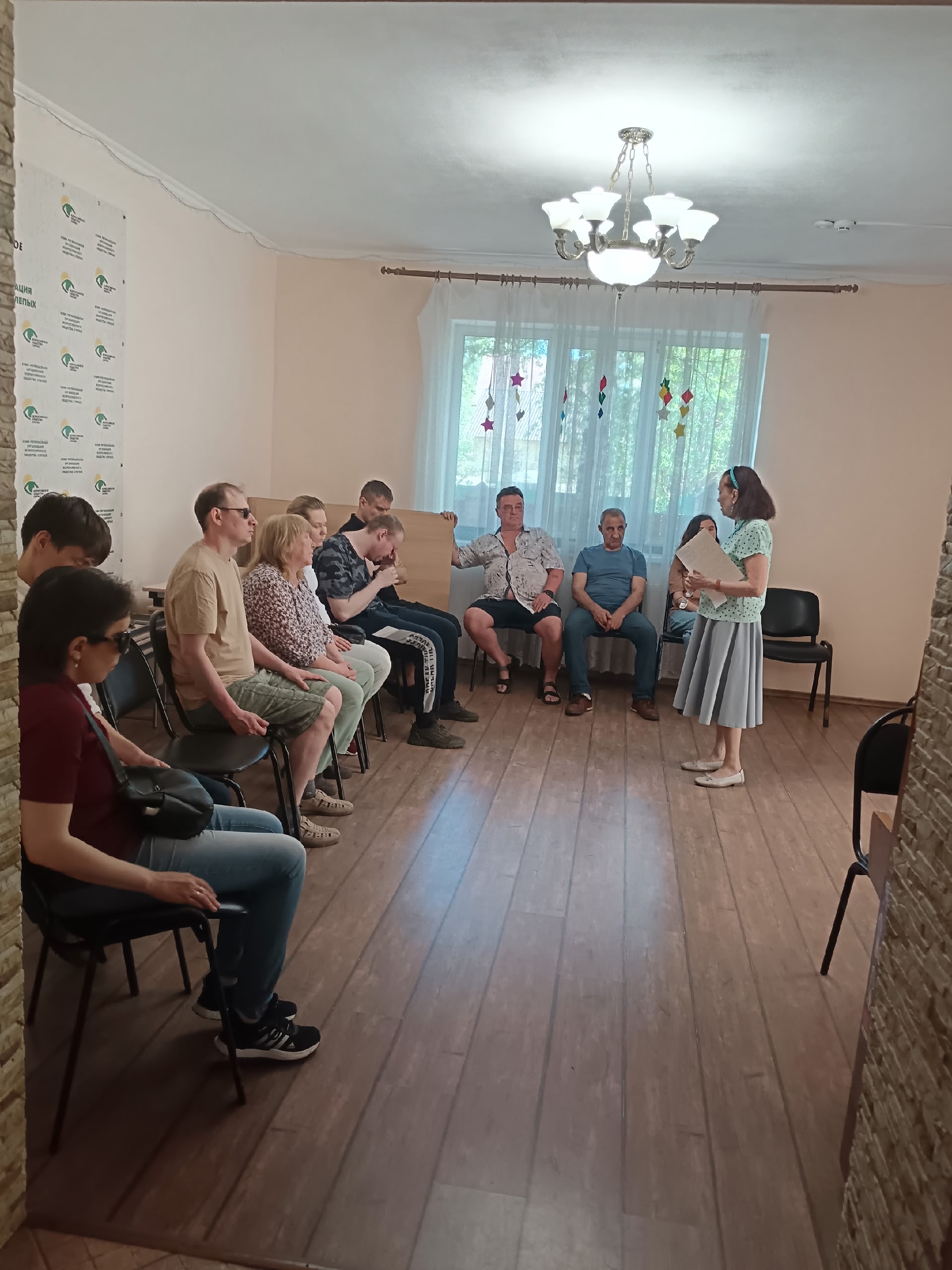 Женщина выступает перед аудиторией в зале