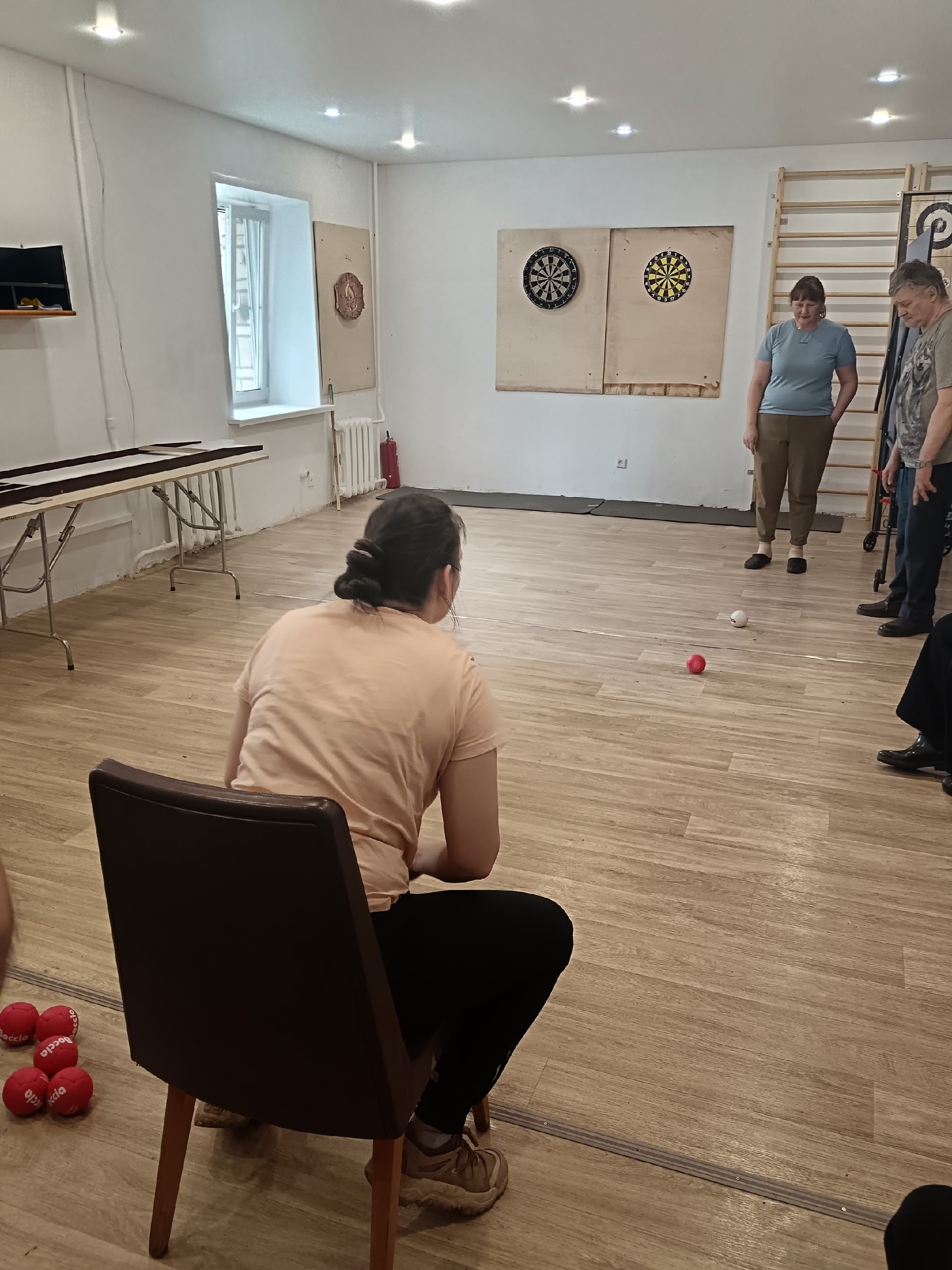Люди играют в бочче в спортивном зале