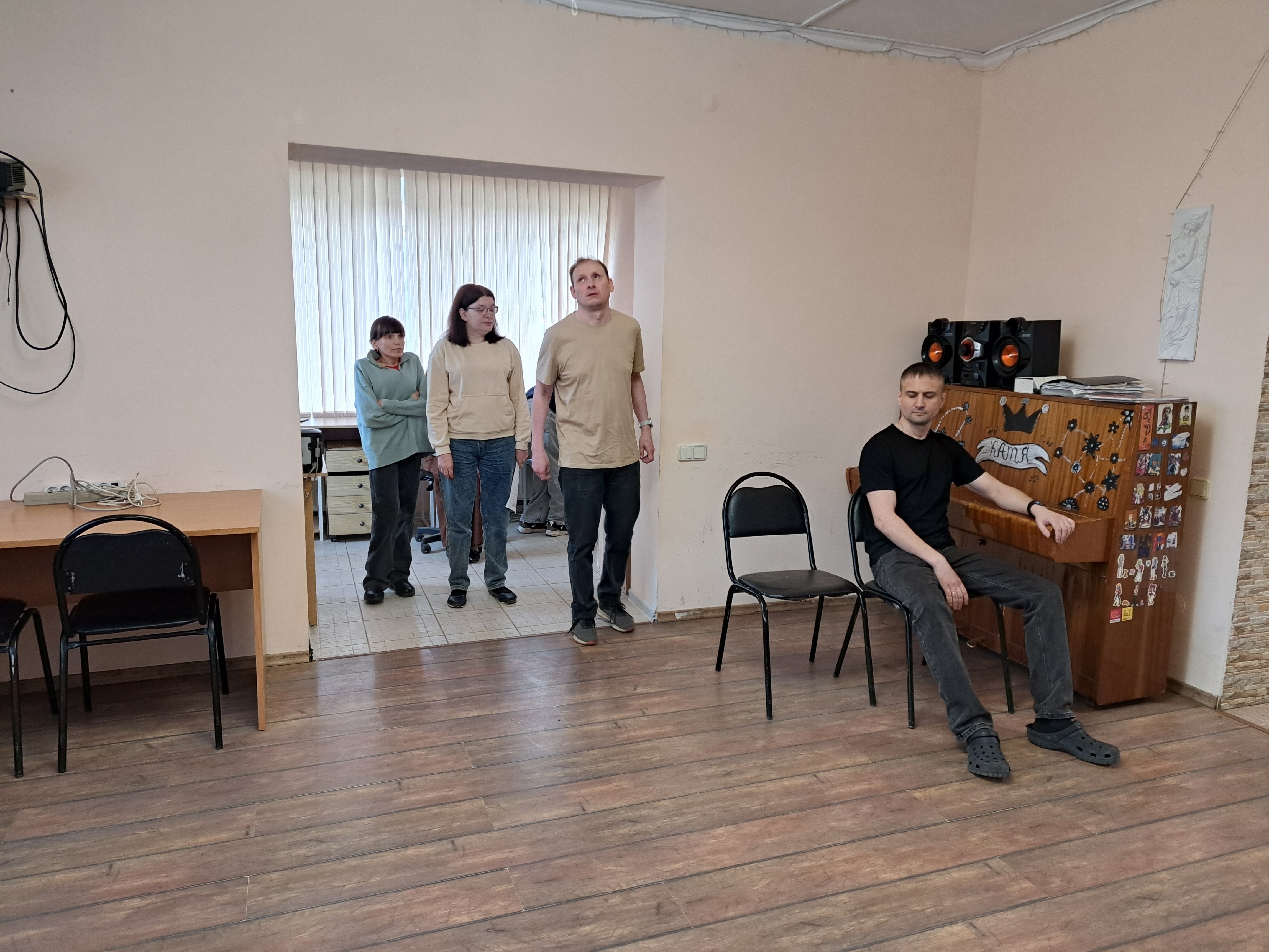 Участники репетиции в помещении