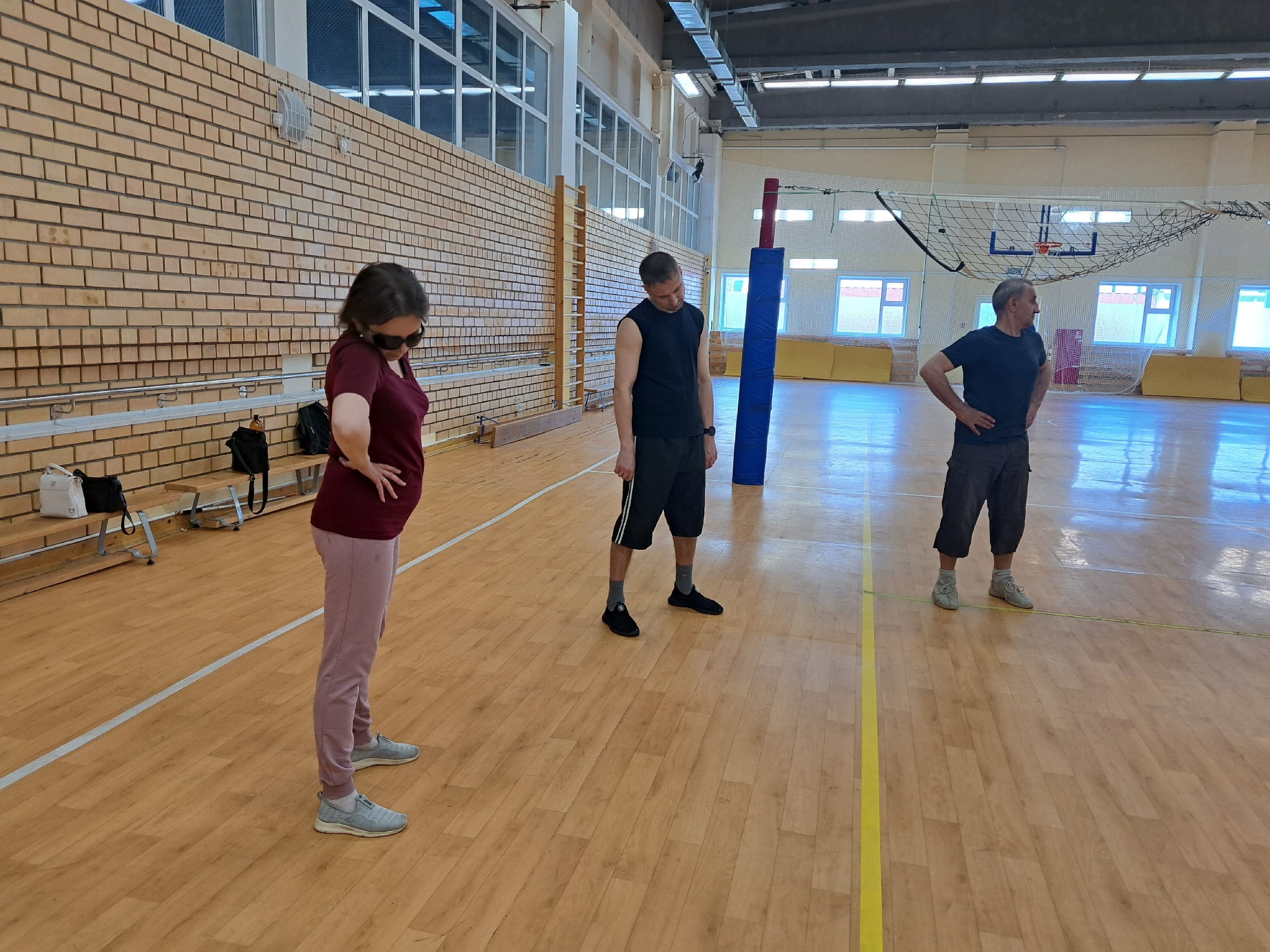 Спортсмены слушают инструктаж в спортзале