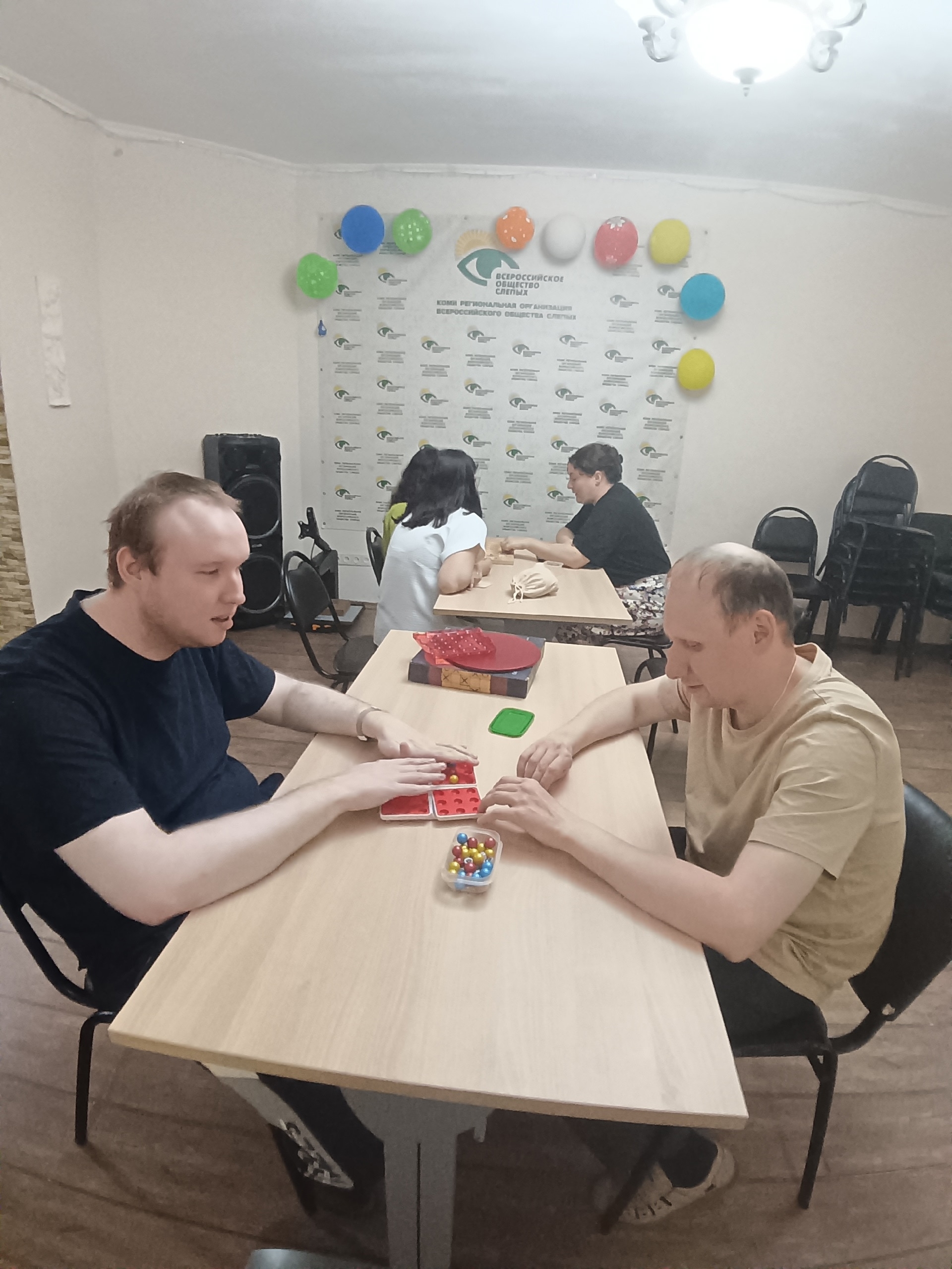 Двое мужчин увлеченно играют в настольную игру