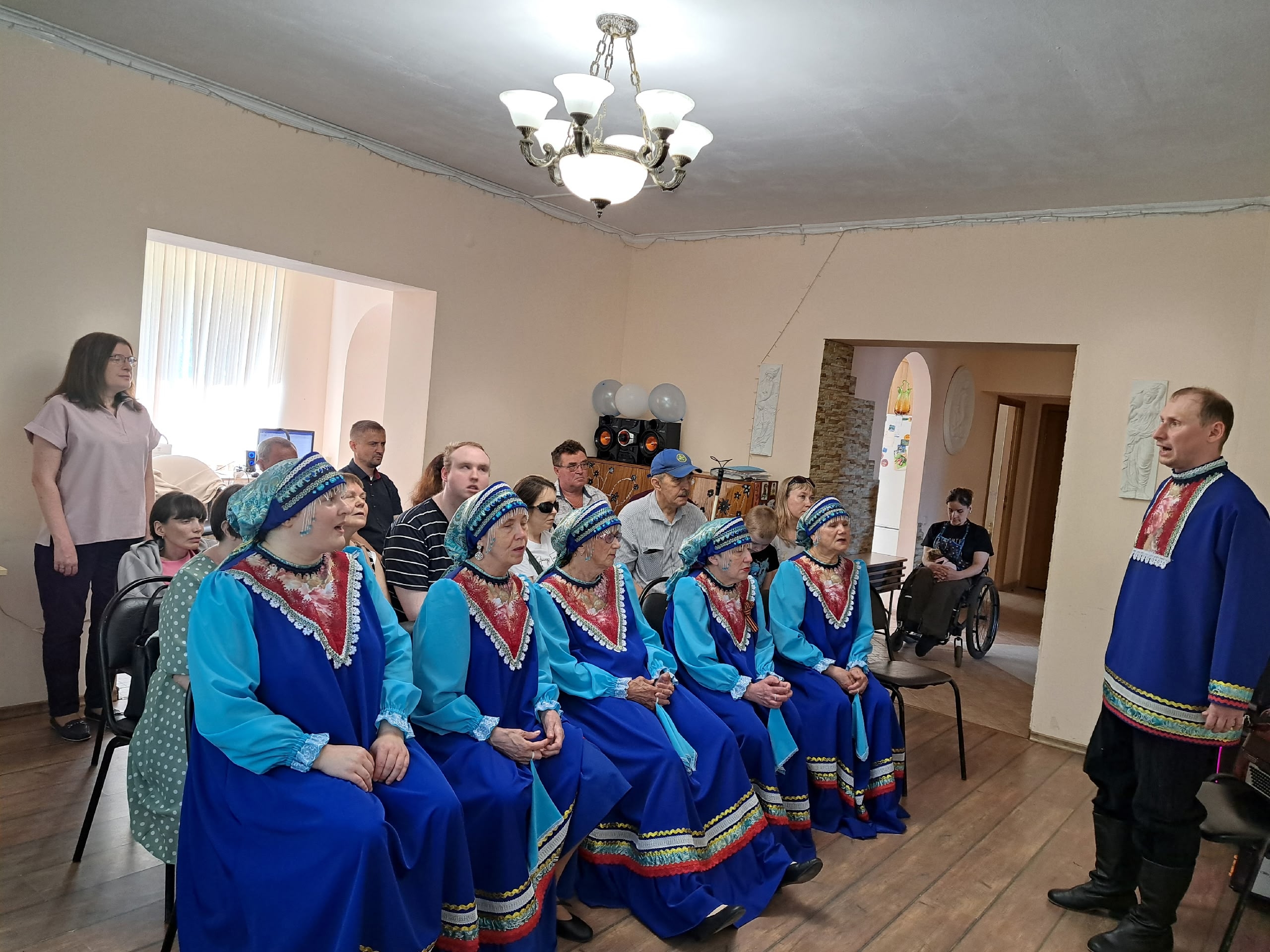 Выступление артиста перед зрителями в зале