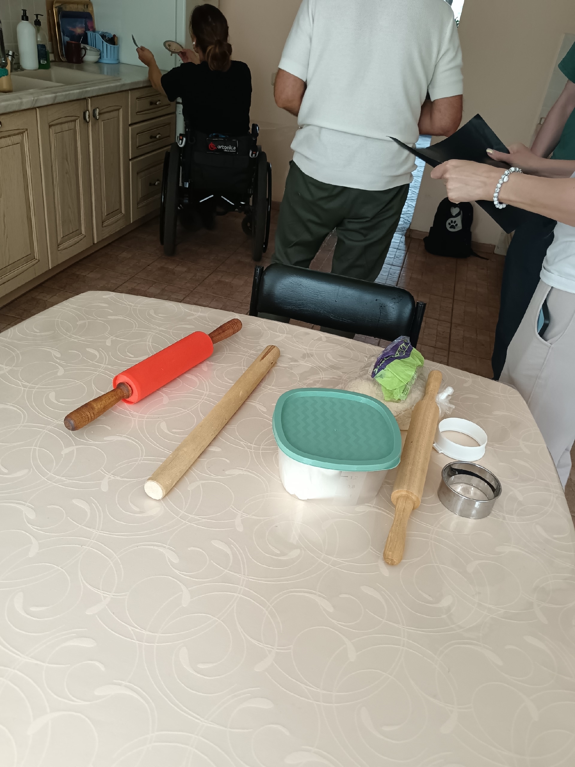 Кухонный стол с принадлежностями для выпечки