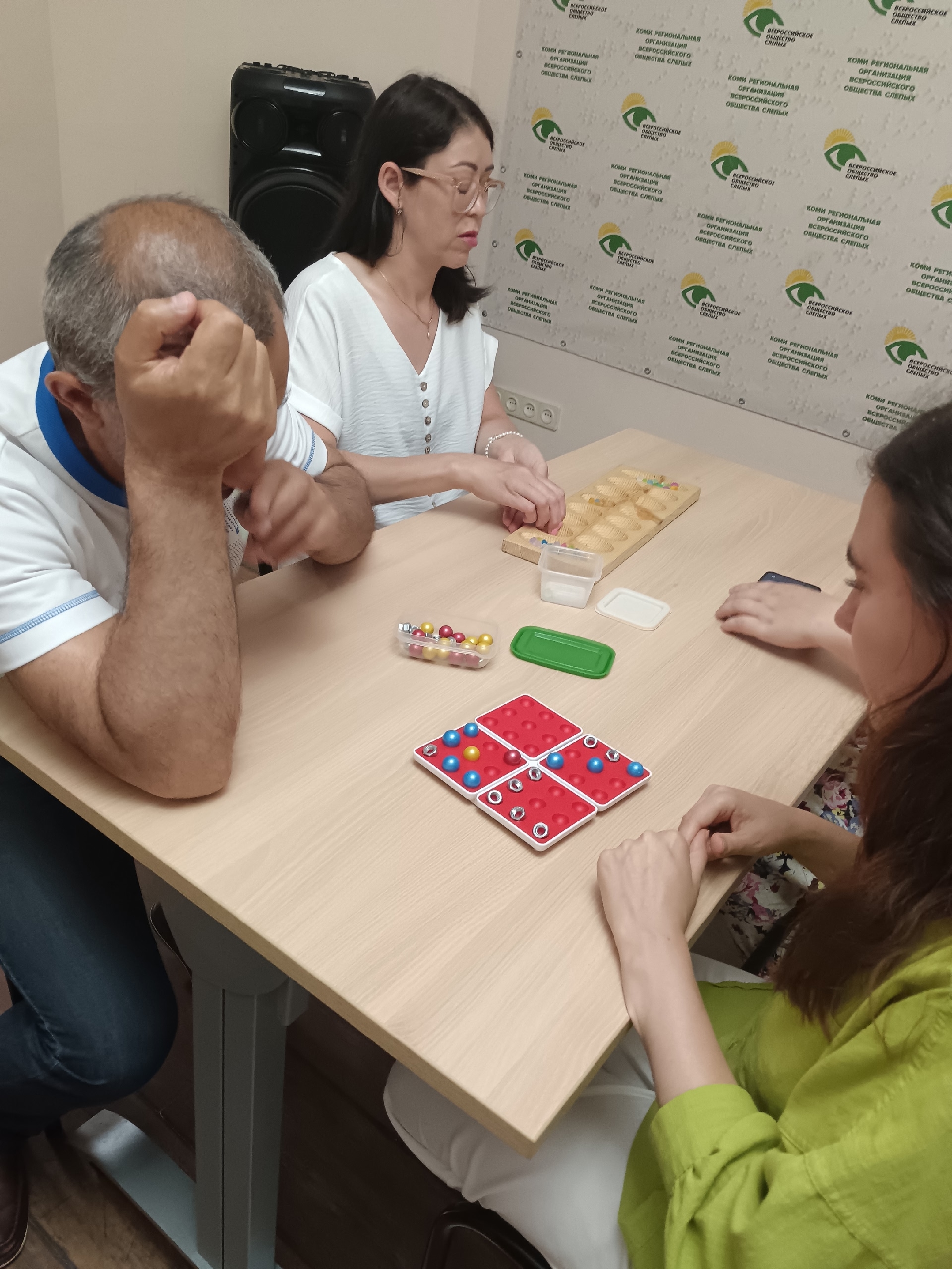 Люди сидят за столом и играют в настольные игры