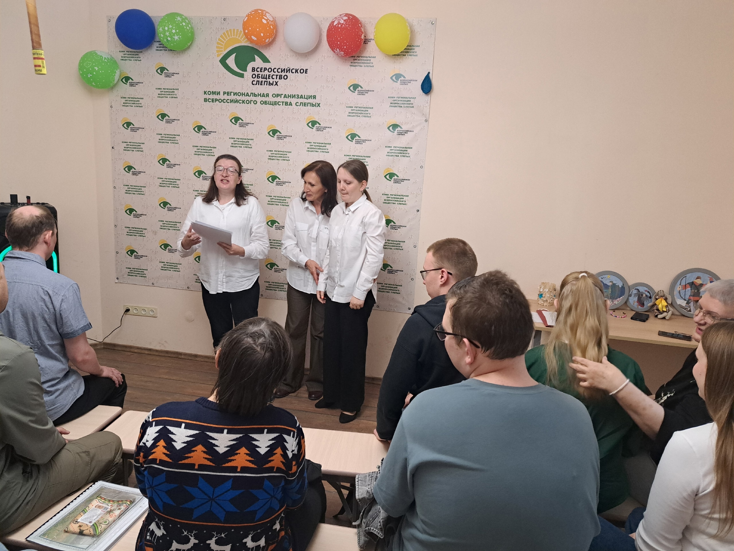 Девушки выступают с чтением текста перед слушателями