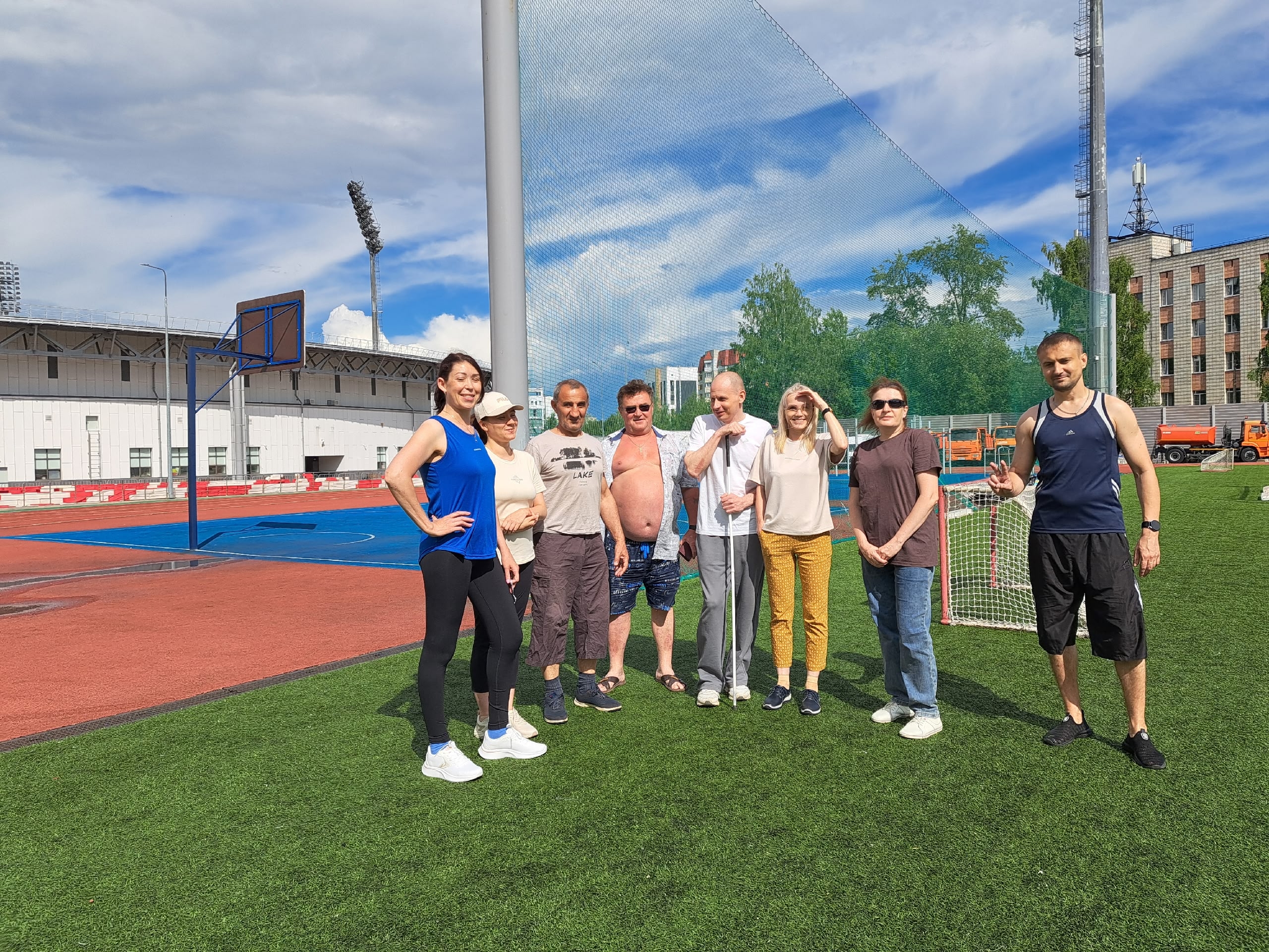 Спортсмены МО ВОС Сыктывкарская тренируют прыжки в длину на Республиканском стадионе.