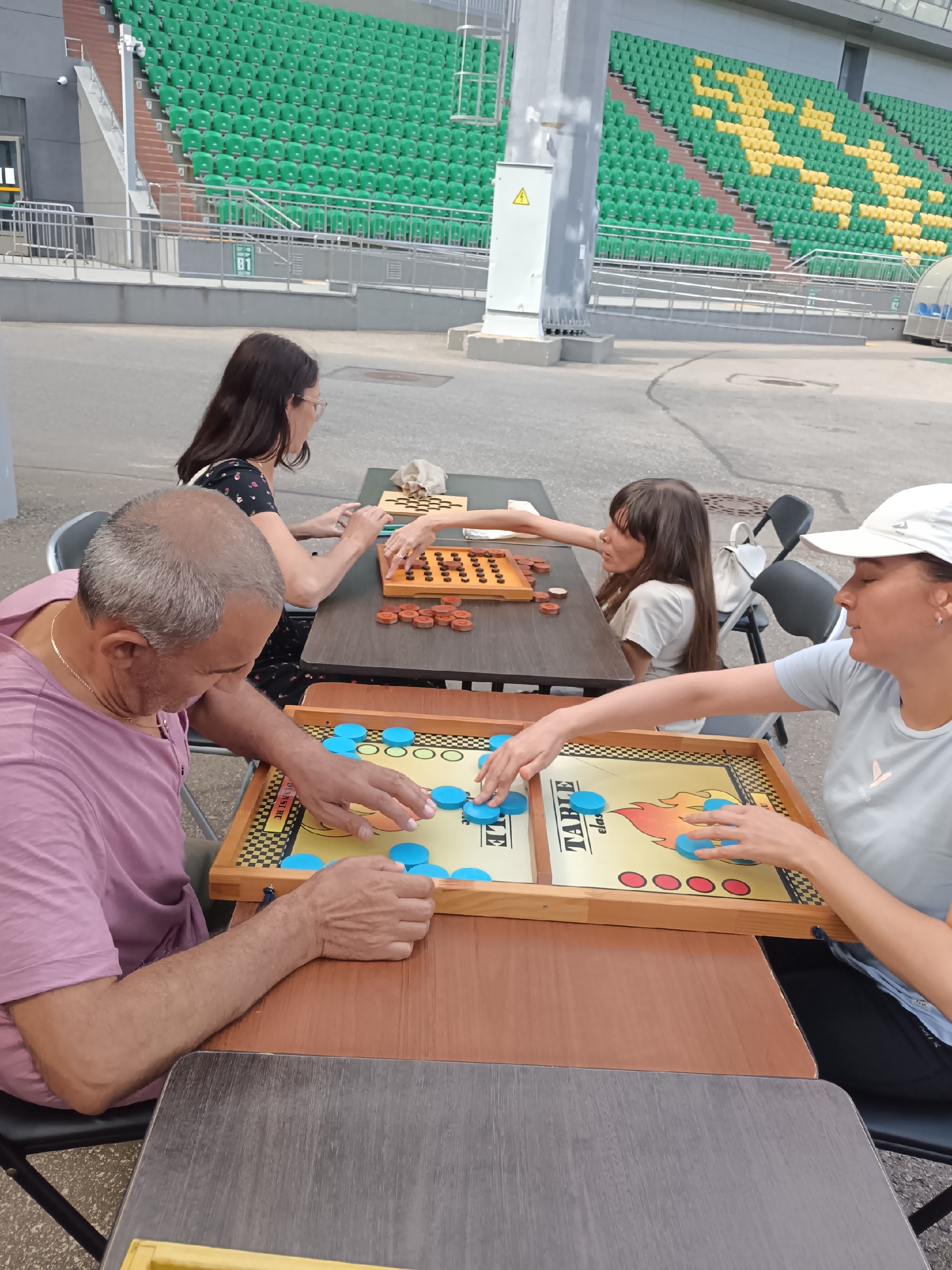 Мужчина и женщина играют в настольную игру с синими фишками