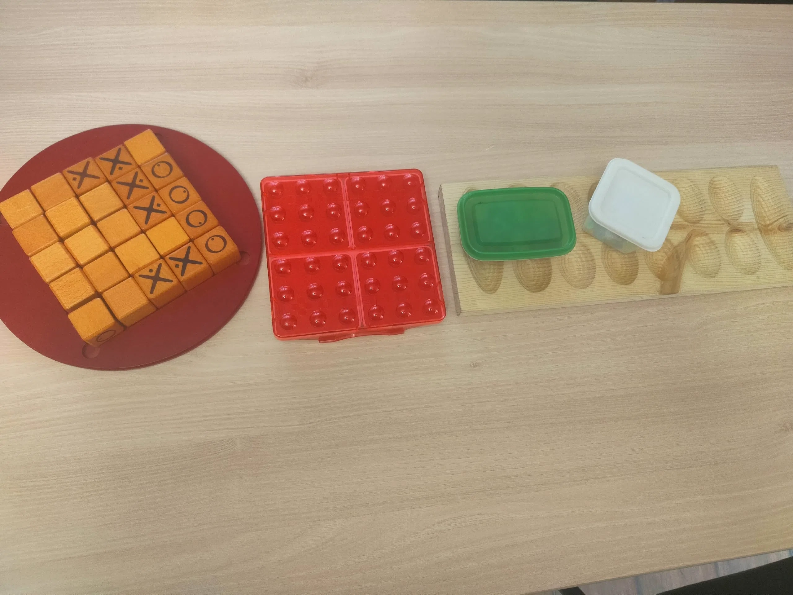Набор настольных игр с деревянными кубиками и игровым полем на столе