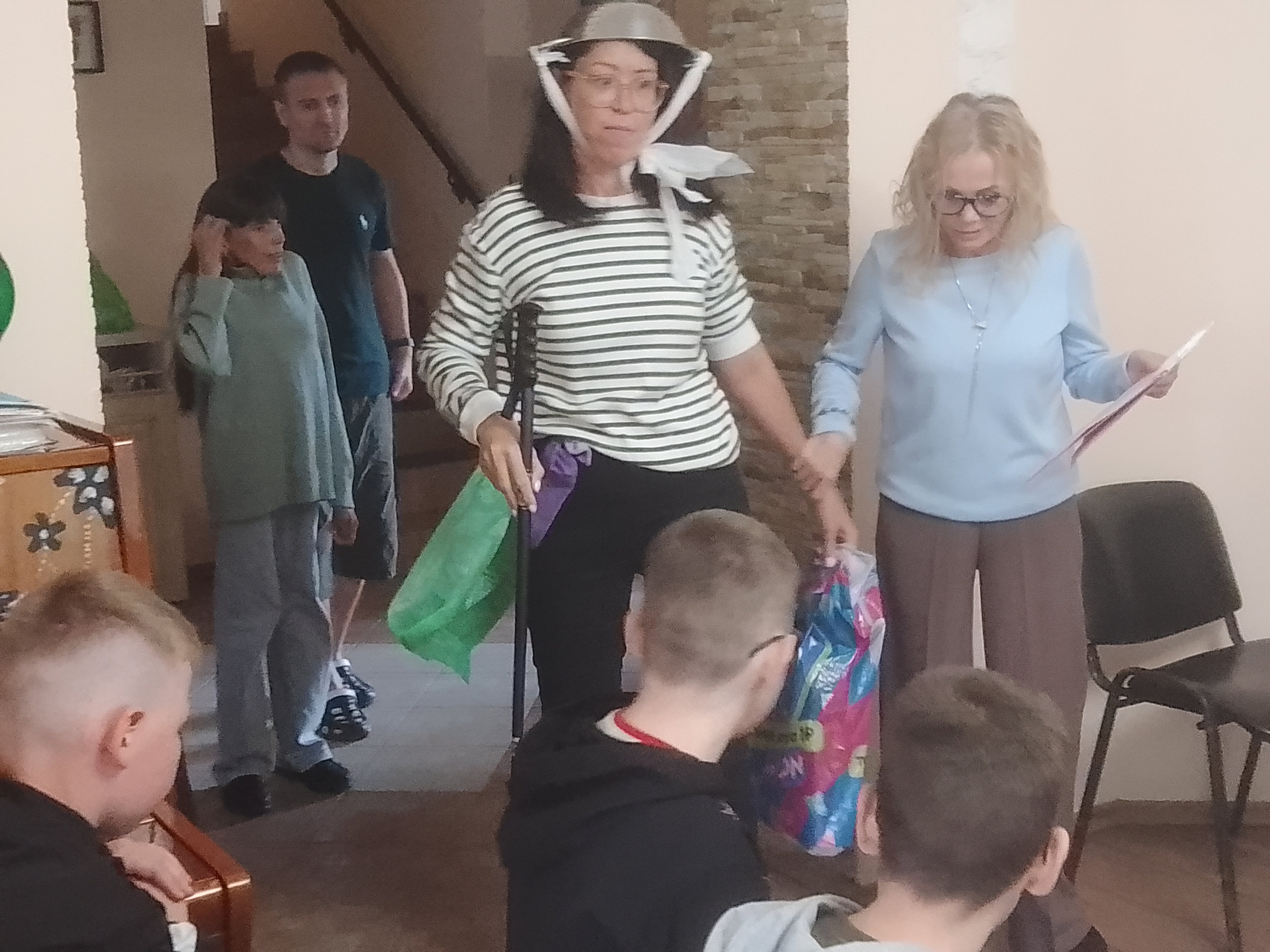 Женщина в необычном головном уборе держит яркий пакет
