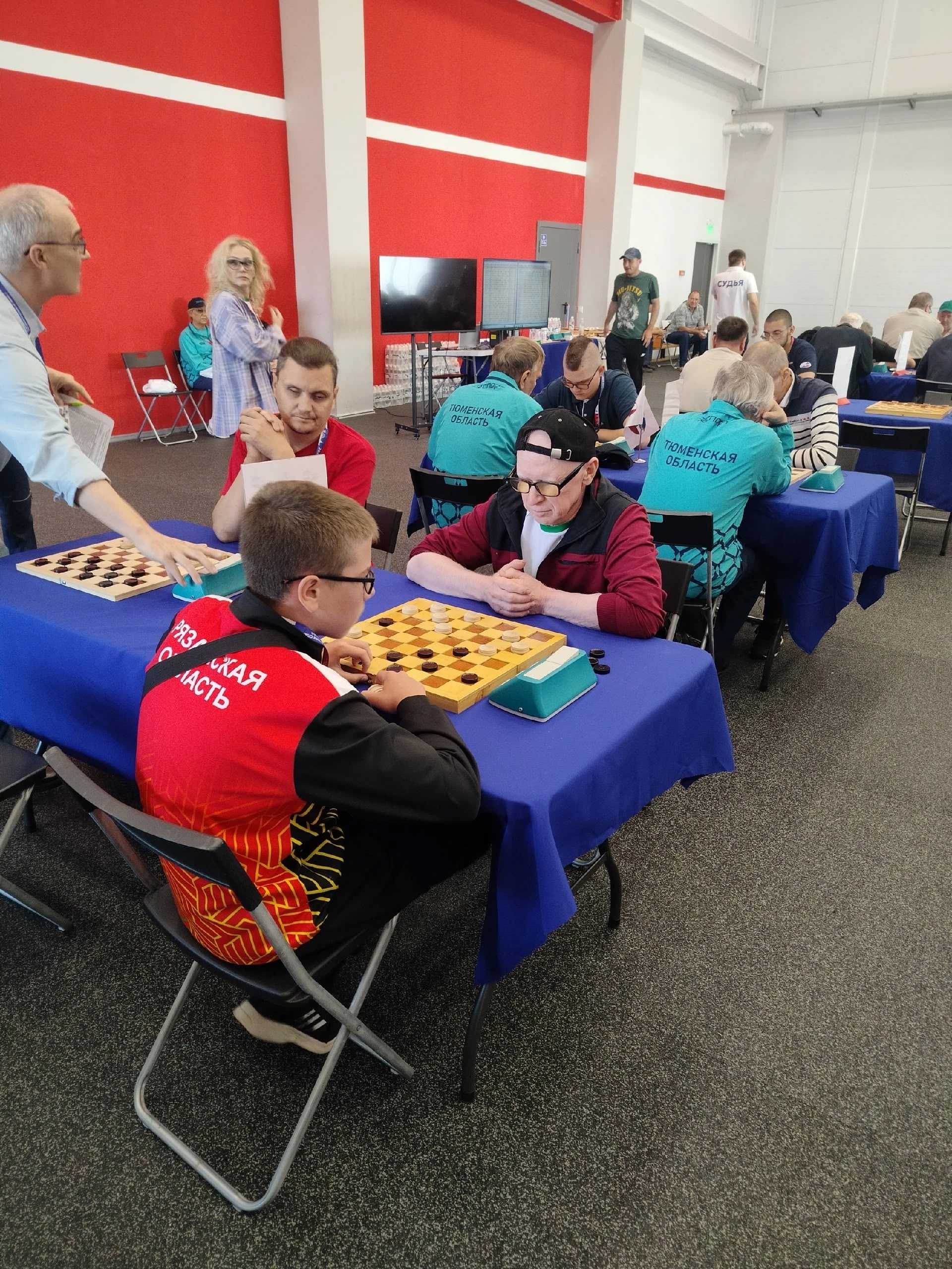 Юный спортсмен из Рязанской области играет в шашки против соперника в очках