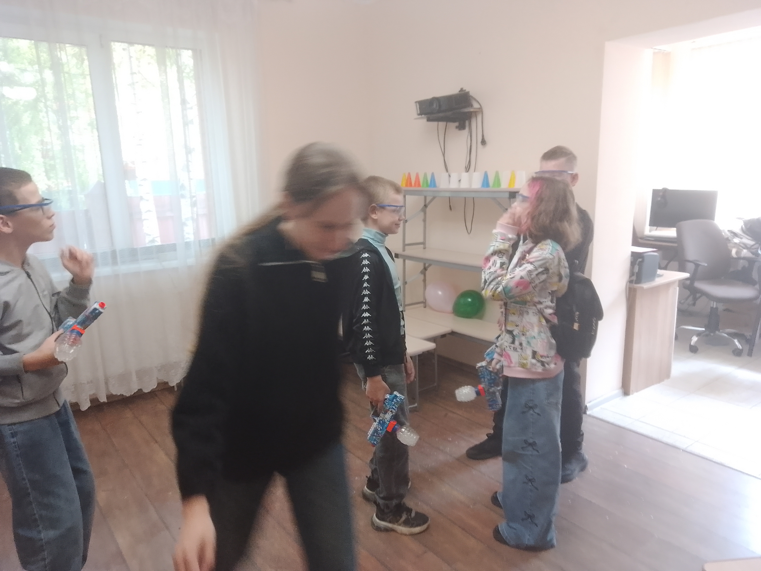 Дети с игрушечными пистолетами участвуют в веселой игре