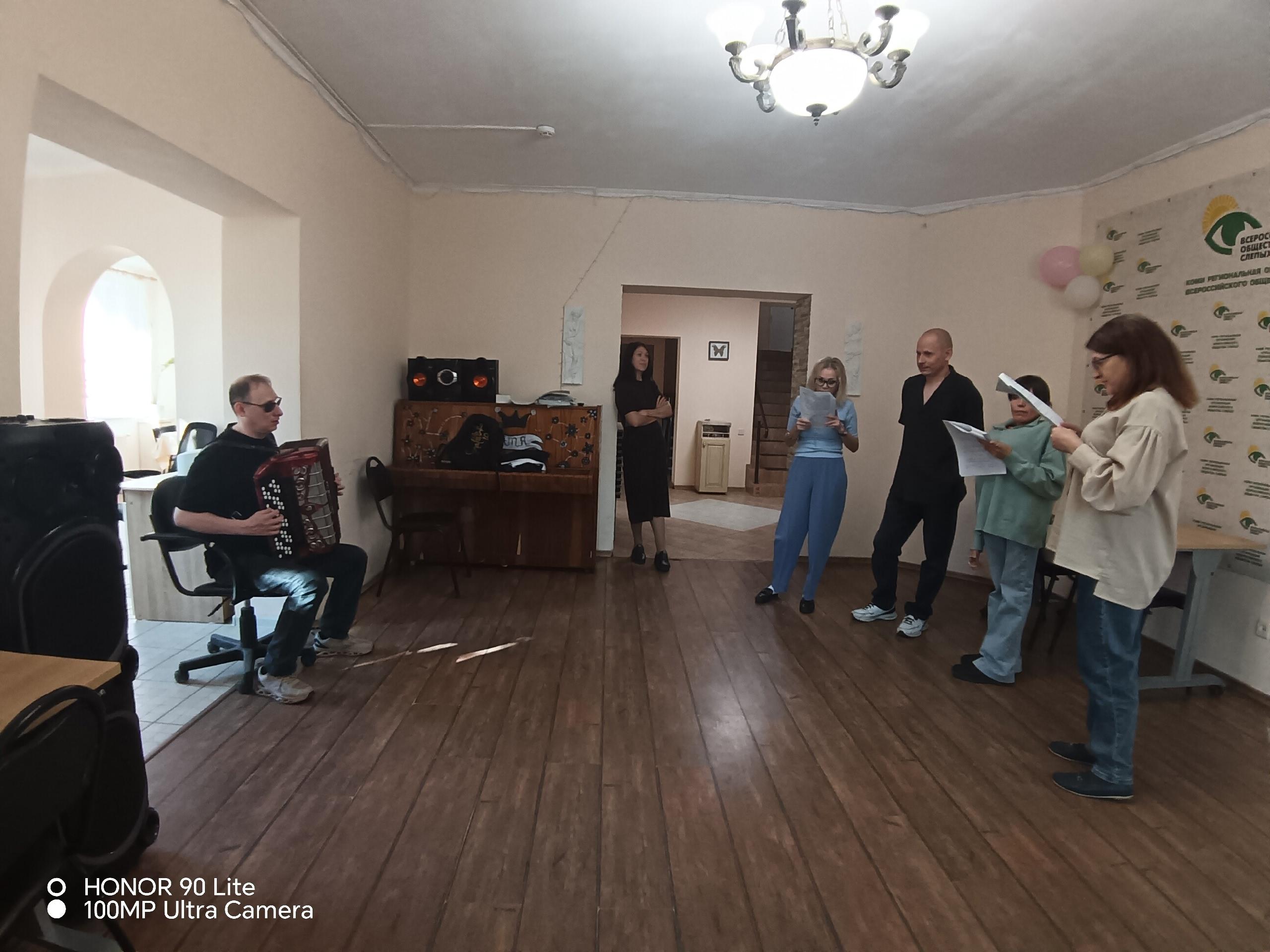 Участники культурного сектора репетируют под аккомпанемент баяна