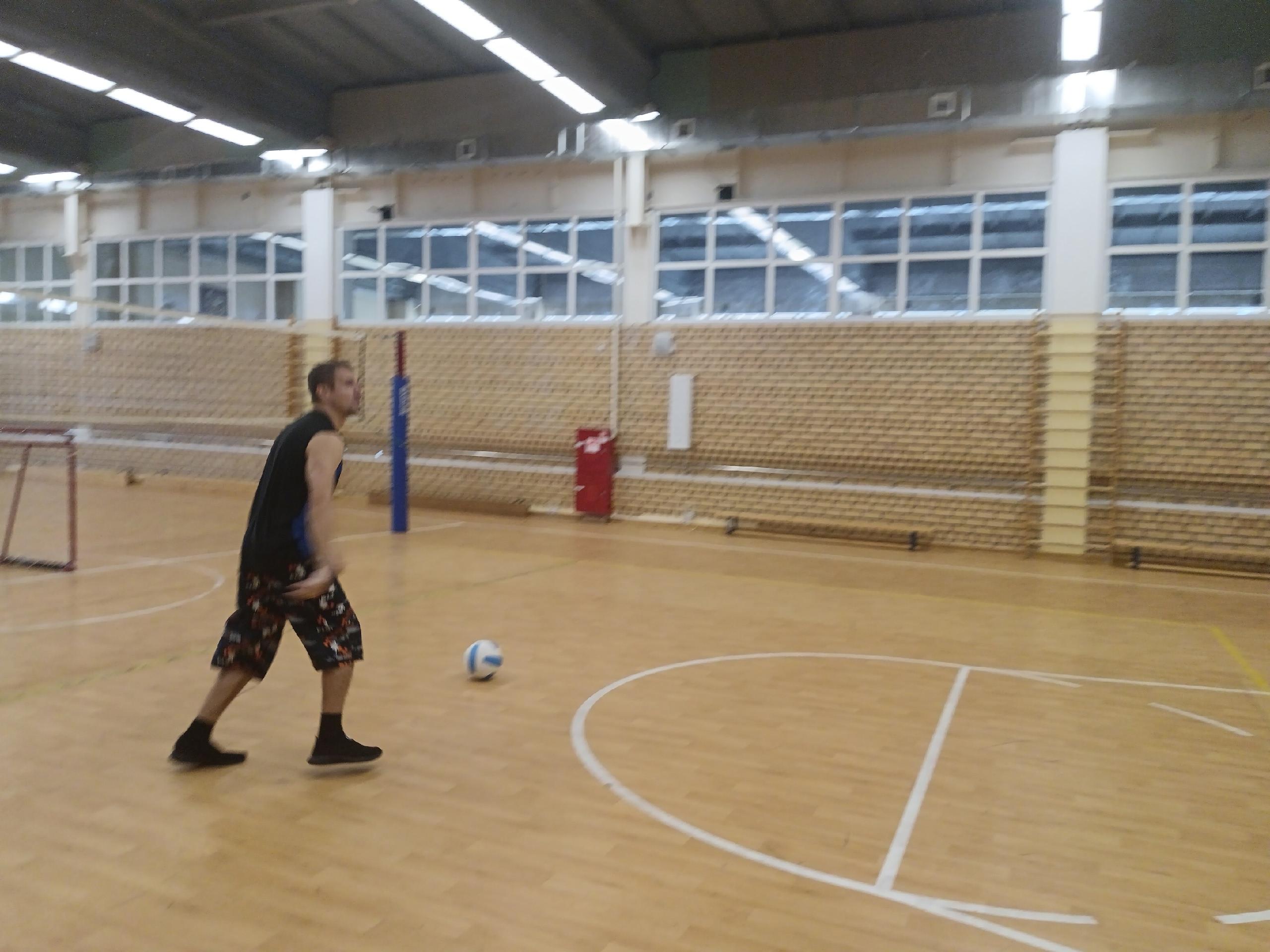 Мужчина с мячом на спортивной площадке