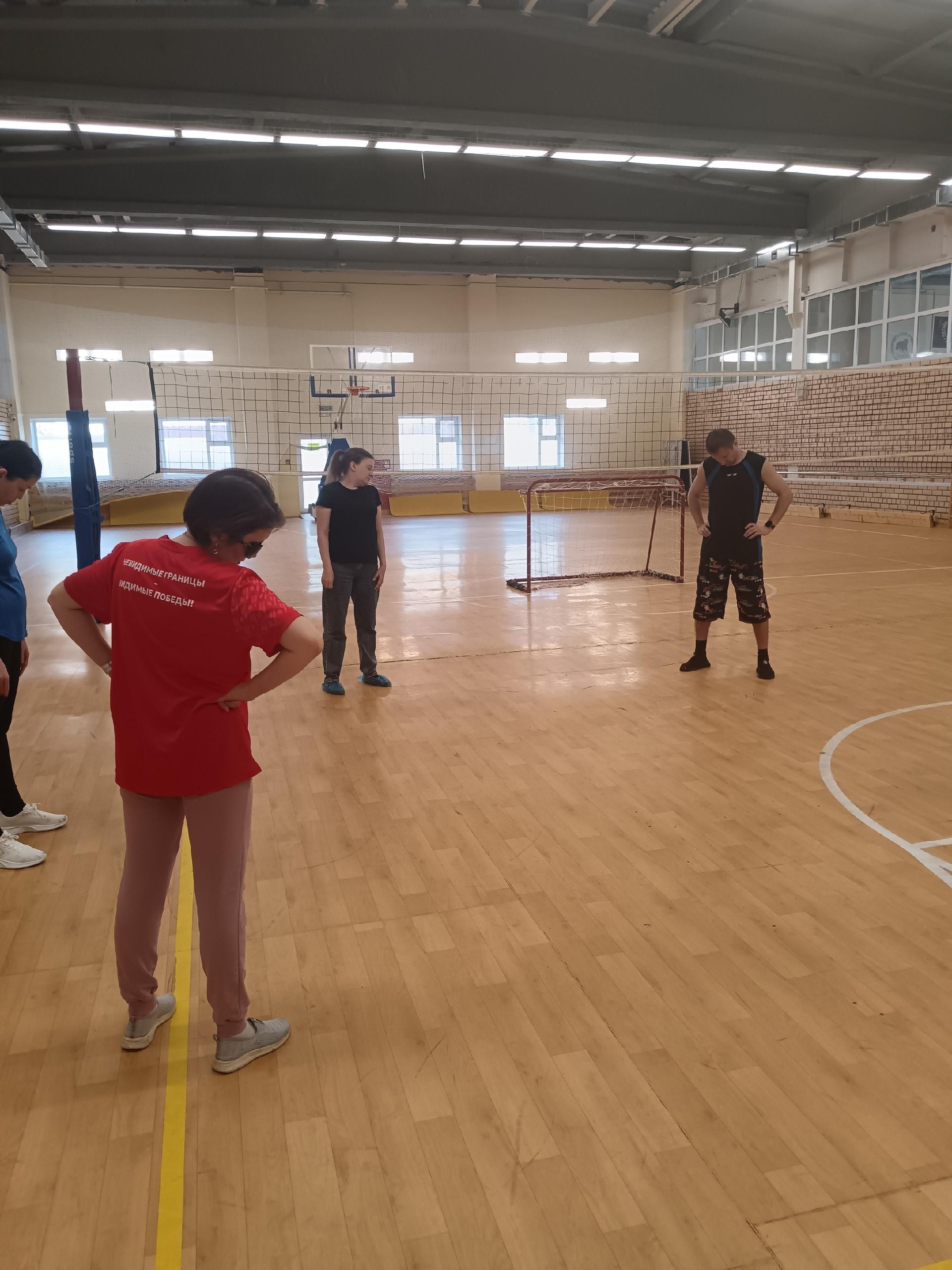 Участники тренировки в спортивном зале
