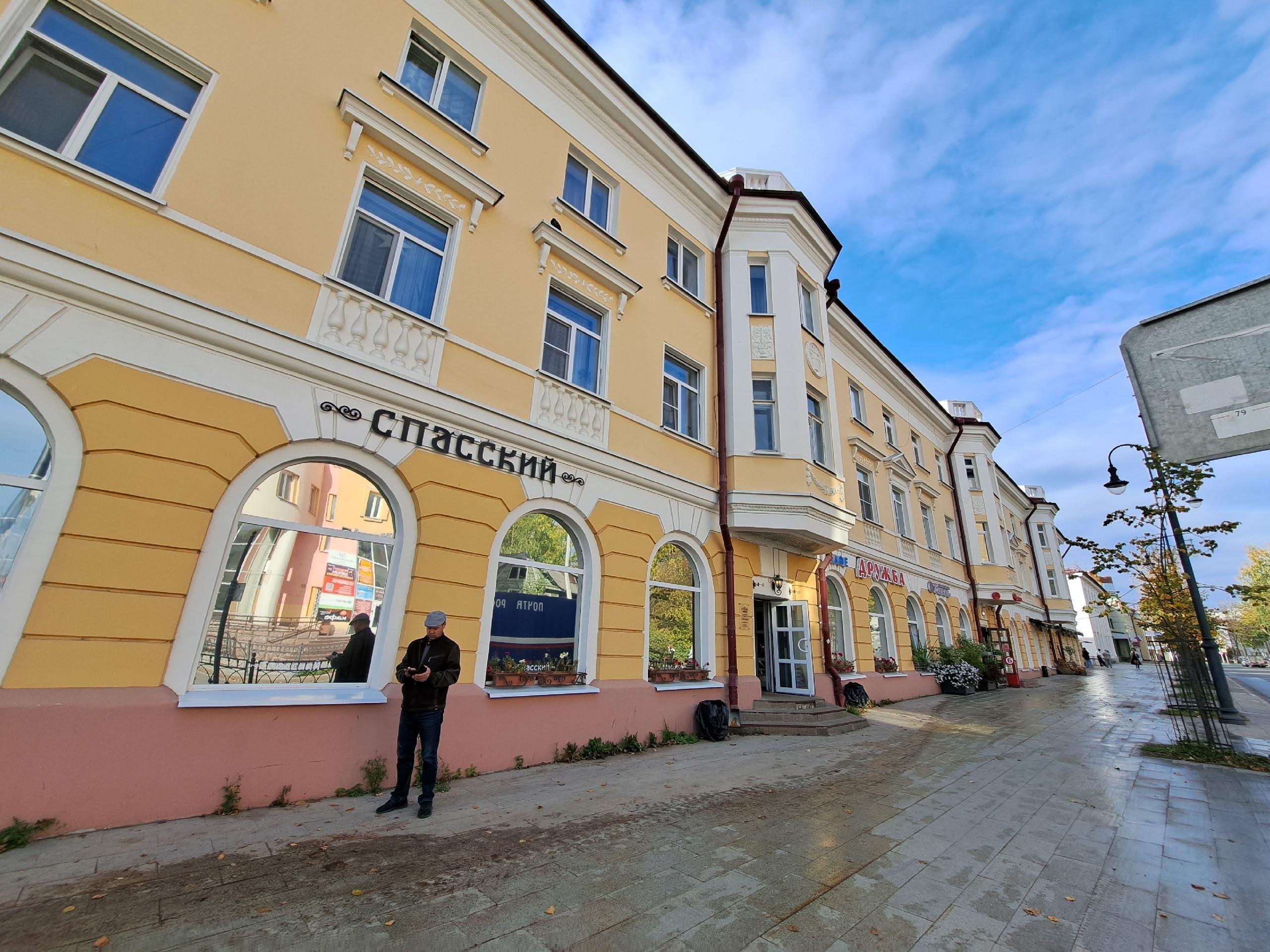 Желтое историческое здание с вывеской Спасский и арками