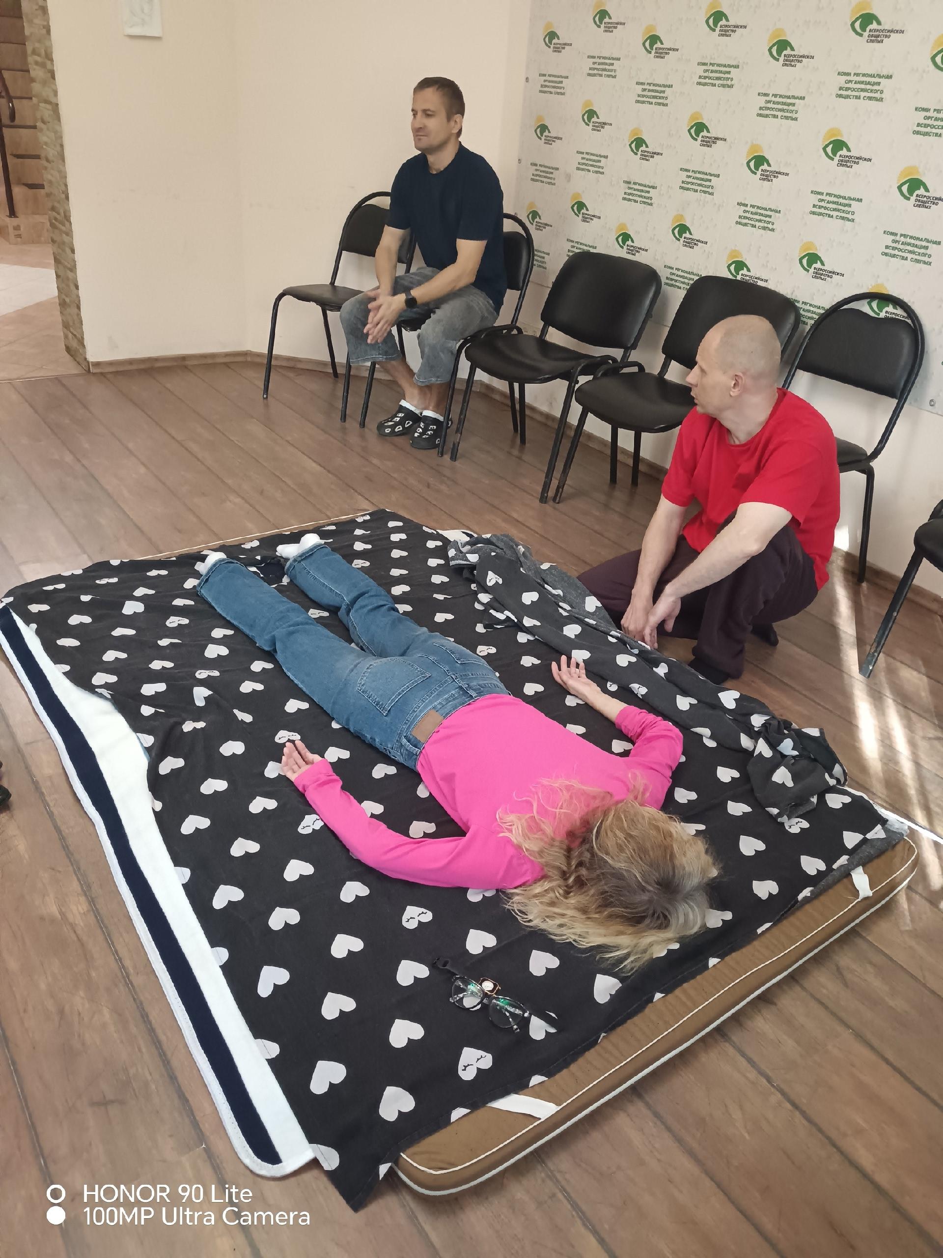 Женщина лежит на матрасе во время сеанса массажа
