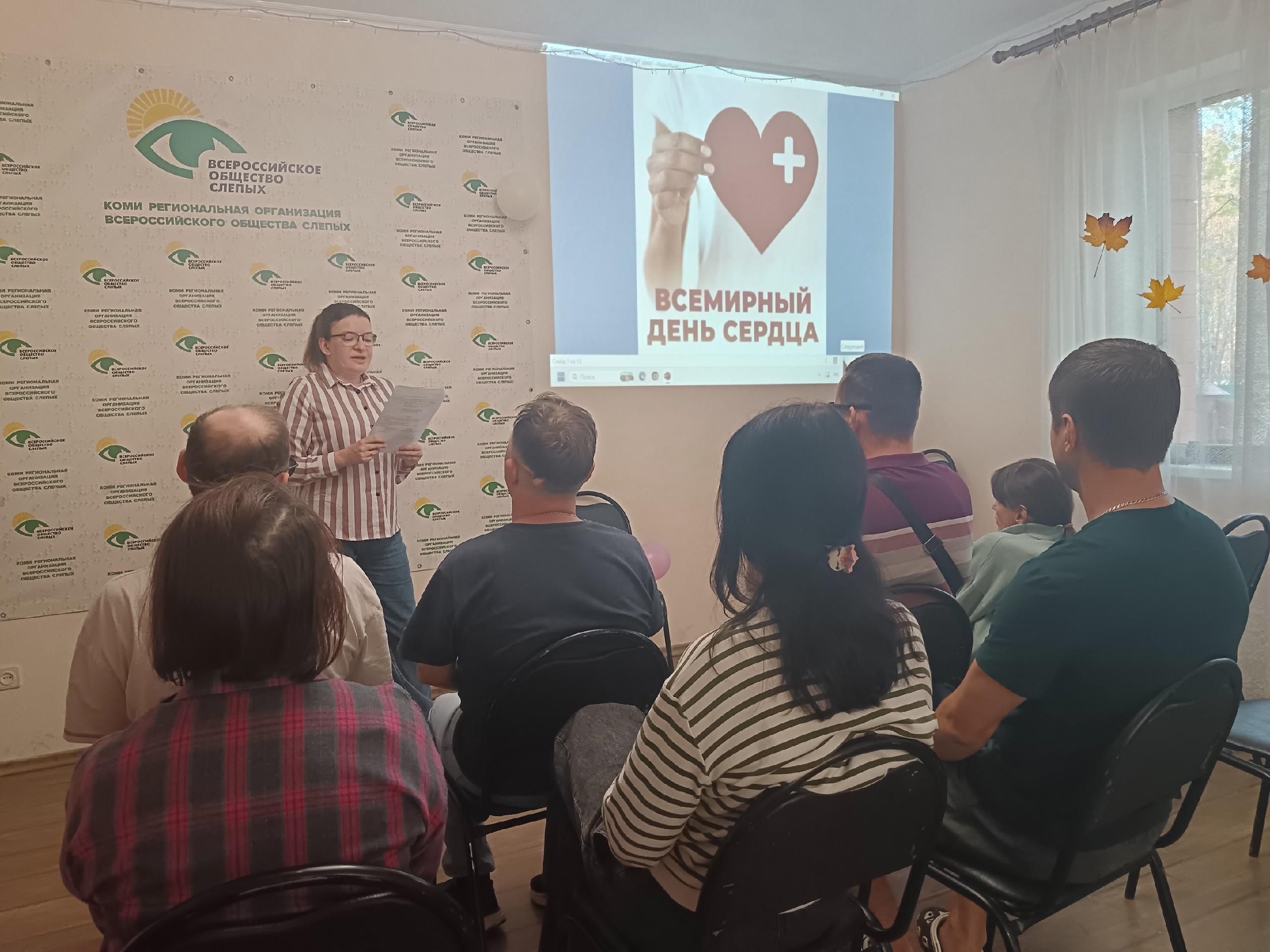 Женщина выступает с докладом перед аудиторией
