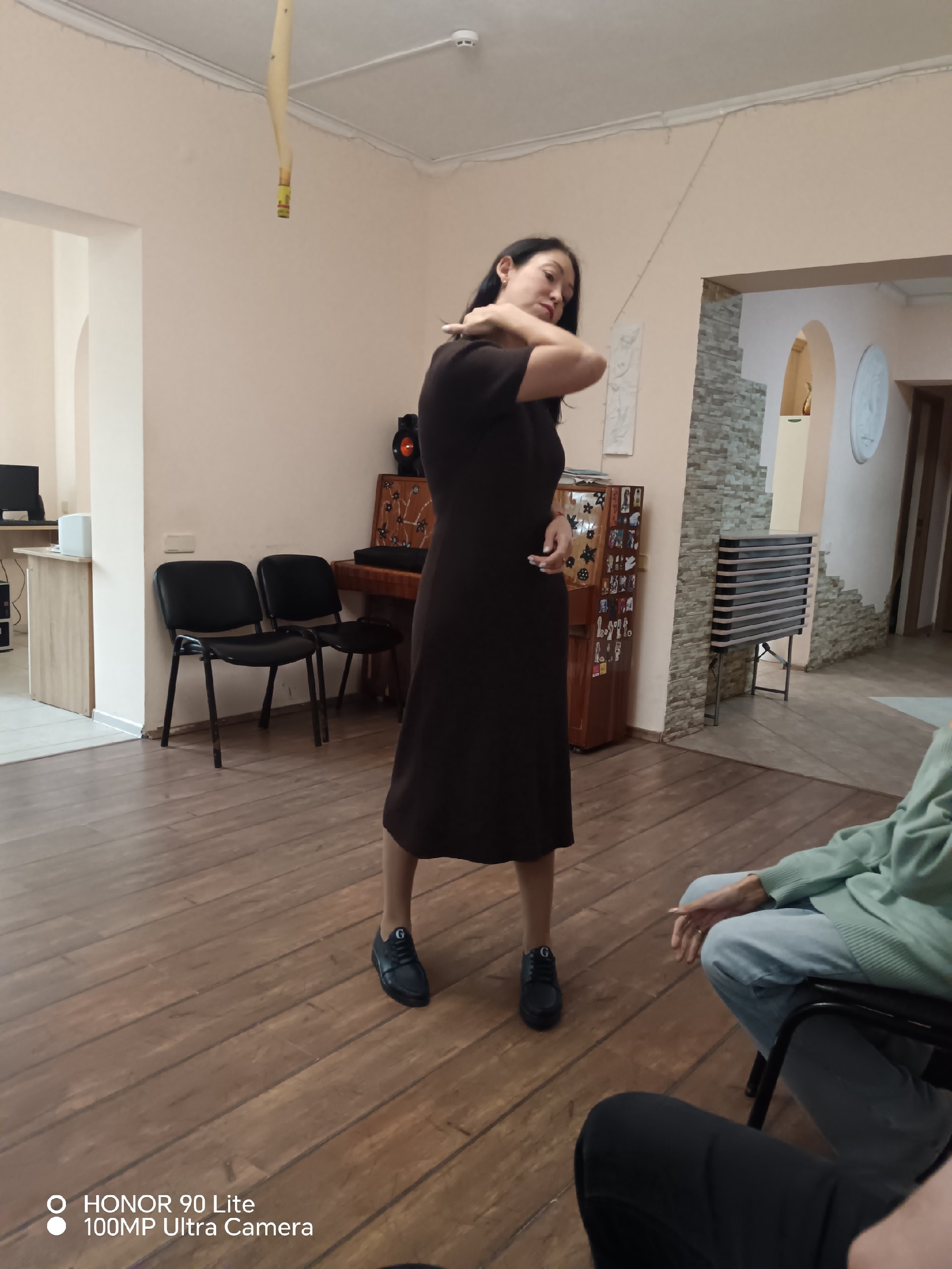 Ольга Зоричева показывает на себе упражнение для расслабления плечевого пояса