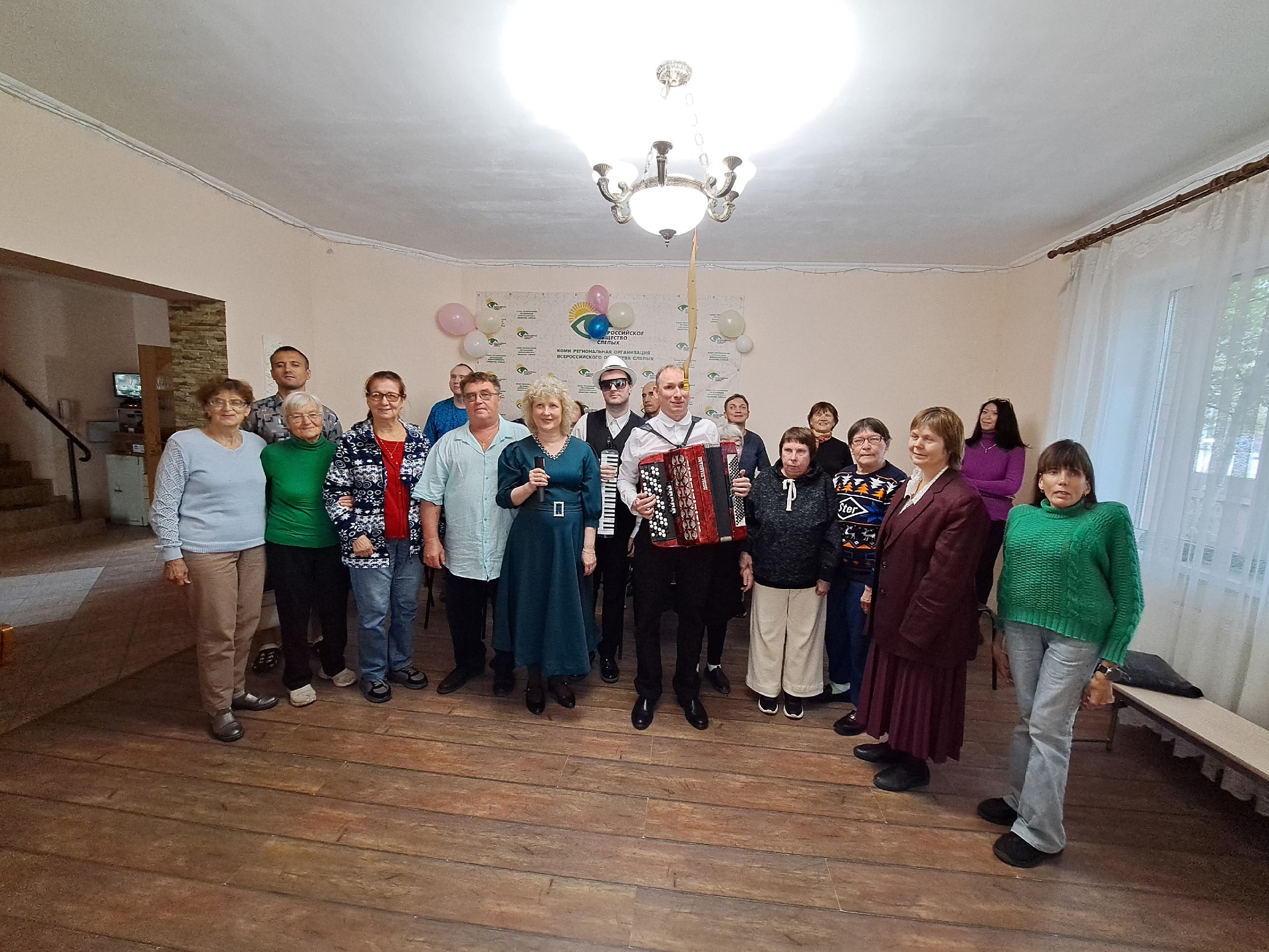 Общее фото артистов с музыкальными инструментами и зрителей концерта Ирины Вохминовой